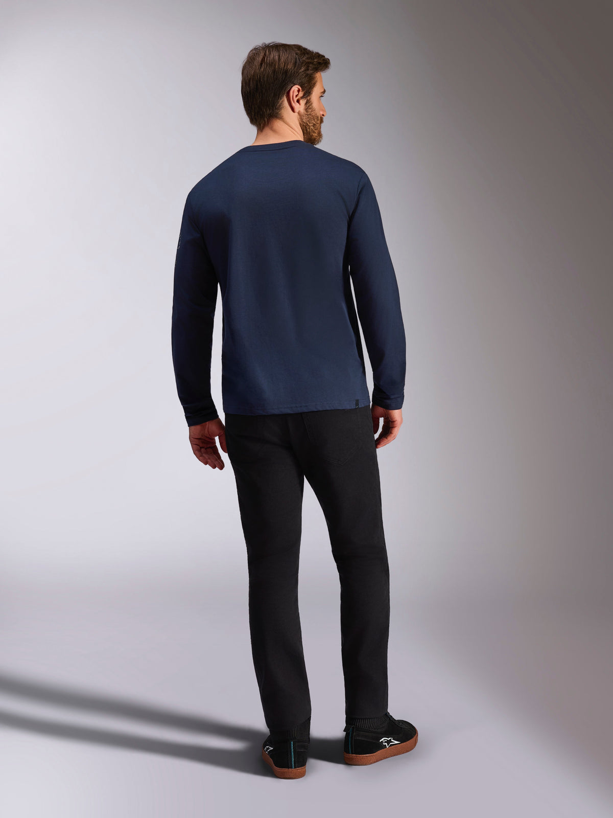 Alpinestars Mandatory CSF langærmet t-shirt, marineblå, set bagfra, kombineret med sorte bukser, afslappet motorsport-inspireret streetwear
