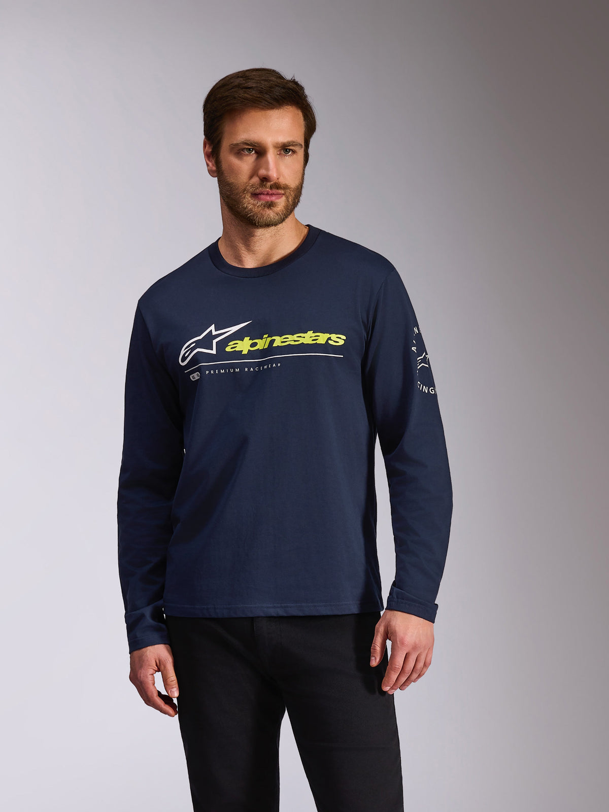 Alpinestars Mandatory CSF Tee, langærmet T-shirt, marineblå, hvid og gul Alpinestars-branding, hvidt cirkulært logo på ærmet, afslappet motorsport-sportstøj