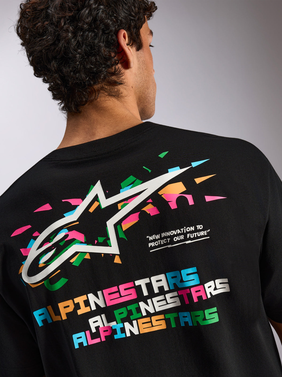 Alpinestars Wild Oversized CSF Tee, kortærmet t-shirt, sort, stor grafik på ryggen med et livligt flerfarvet Astars-logo og typografi, afslappet sportstøj