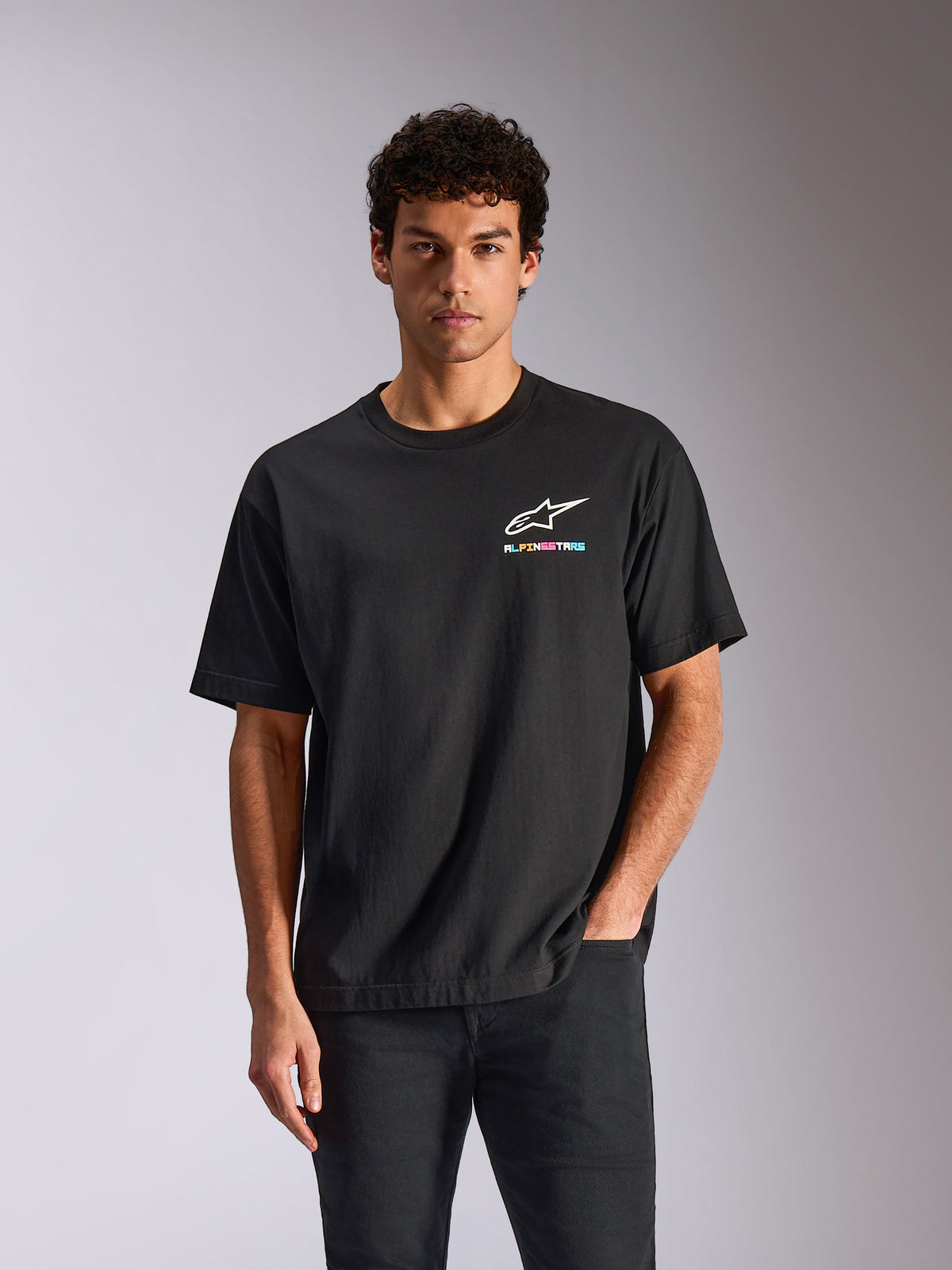 Alpinestars Wild Oversized CSF Tee, kortærmet T-shirt, sort, hvidt Astars-logo med livlig flerfarvet tekst, afslappet motorsport-streetwear