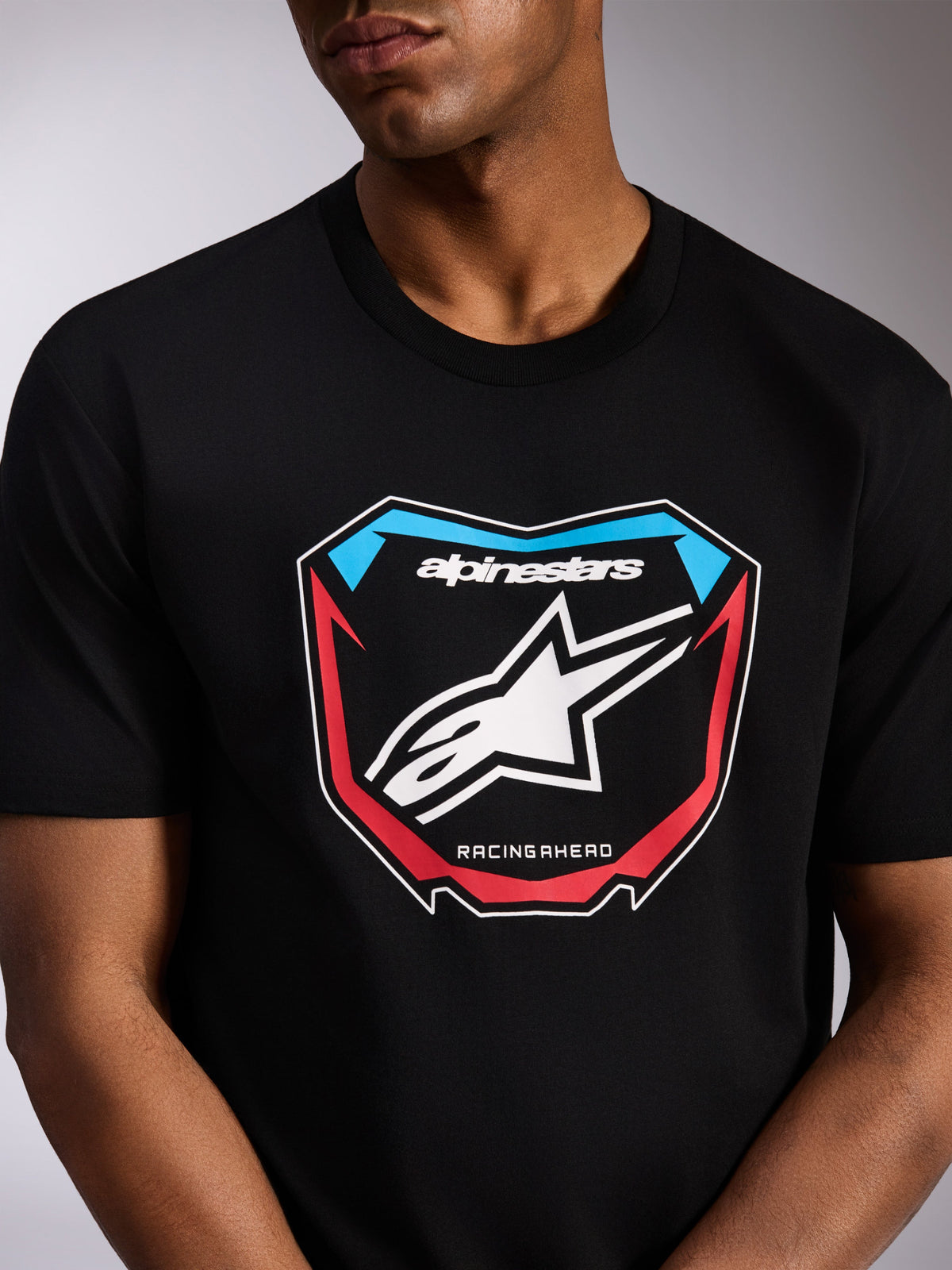Alpinestars Plate CSF Tee, kortærmet T-shirt, sort, motocross-pladegrafik på forsiden med hvidt Astars-logo, røde og blå accenter og 'RACING AHEAD'-tekst, afslappet motorsport-inspireret streetwear