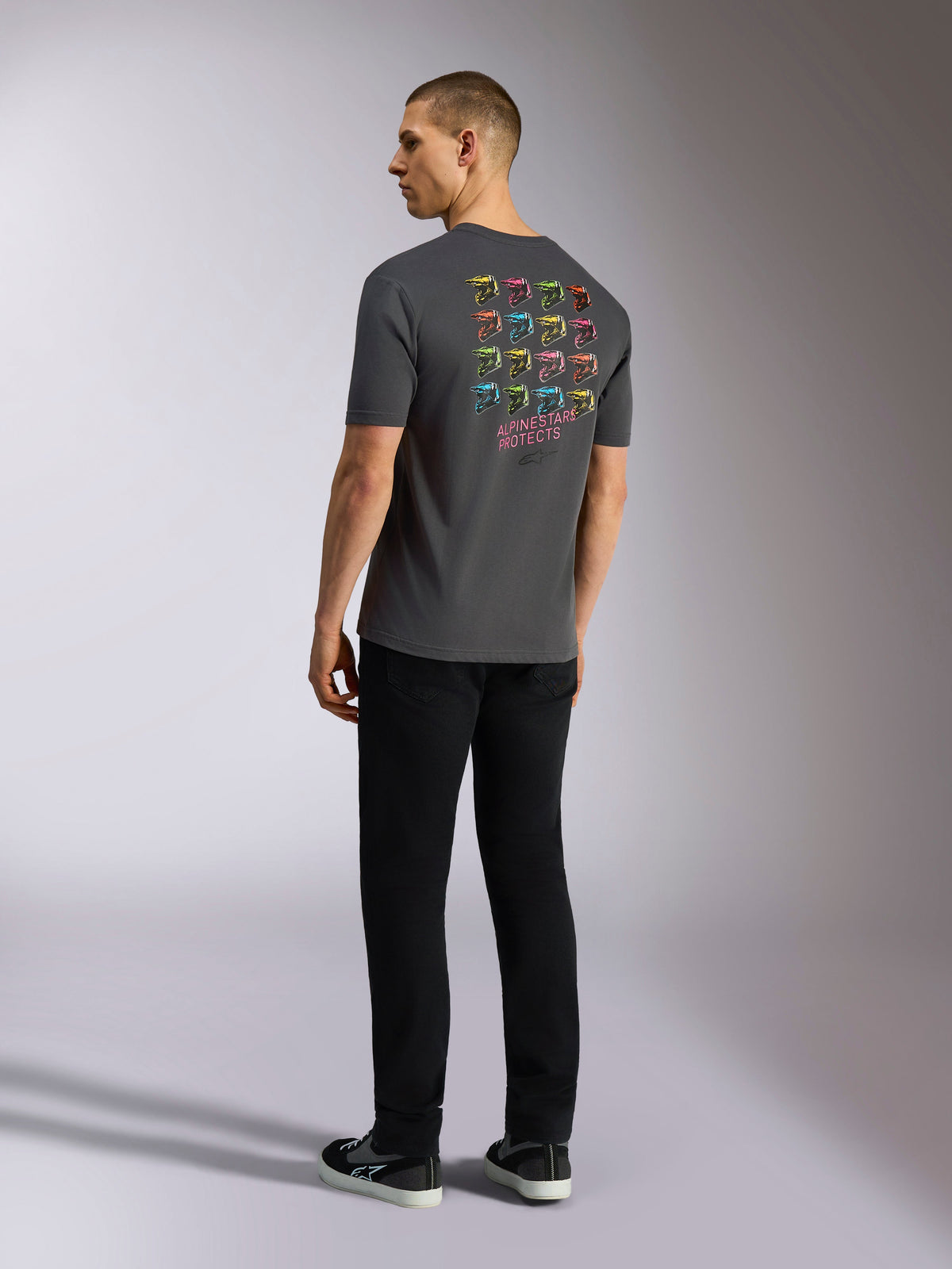 Alpinestars Pop Helmet CSF T-shirt, kortærmet T-shirt, koksgrå, farverig M10 hjelm-grafik på ryggen med Alpinestars Protects-branding, afslappet motorsport-streetwear