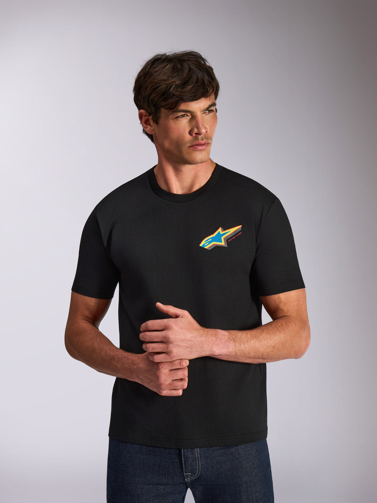 Alpinestars Angler CSF Tee, kortærmet T-shirt, sort, livligt flerfarvet Astars-stjernelogo på brystet, afslappet motorsport-inspireret streetwear båret af model