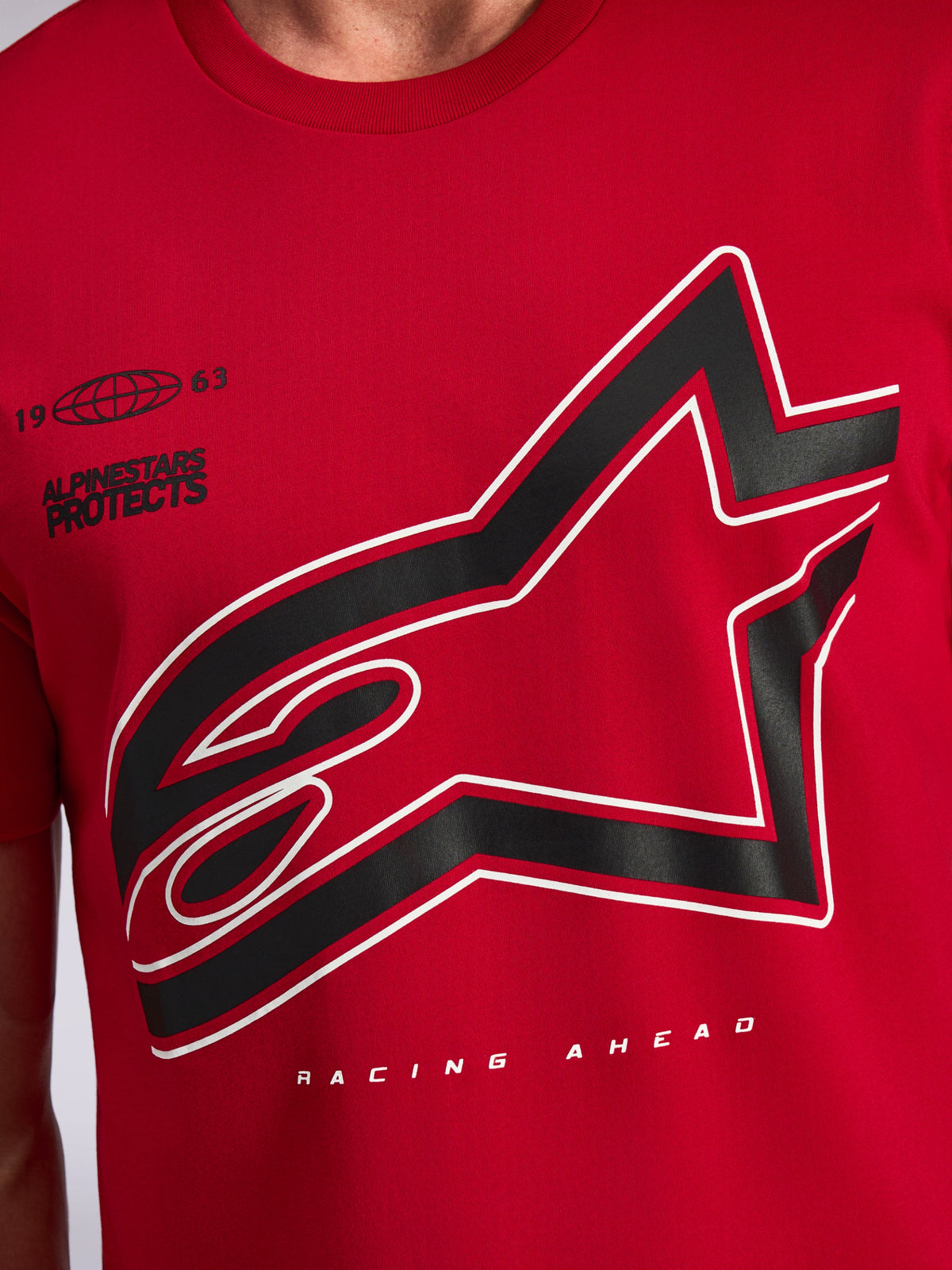 Alpinestars Authority CSF T-shirt, kortærmet T-shirt, rød, stort beskåret Astars-logo med sort og hvid kontur, inklusive 'Alpinestars Protects' og 'Racing Ahead' tekst, afslappet motorsport-streetwear