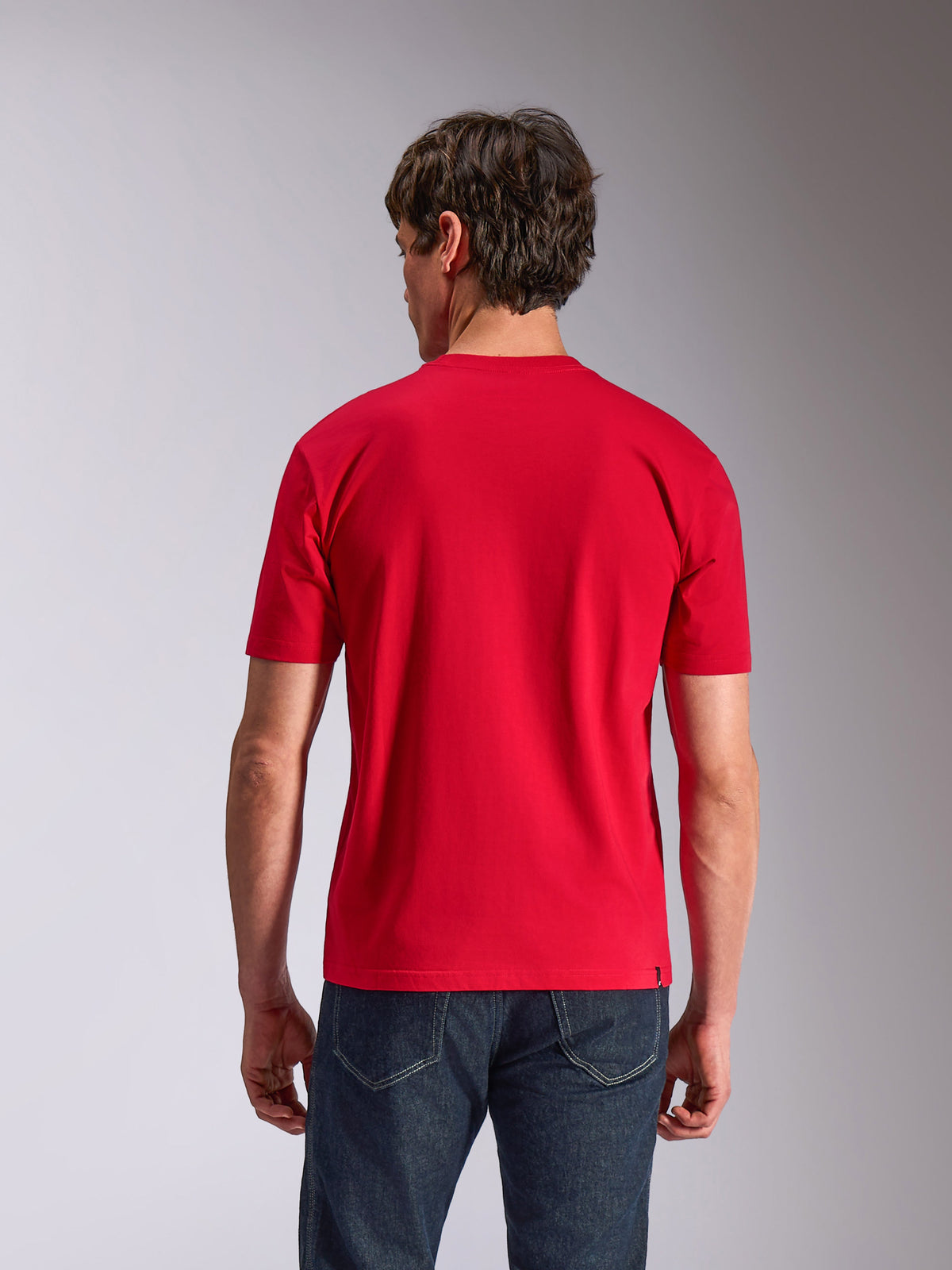 Alpinestars Authority CSF Tee, kortærmet T-shirt, rød, set bagfra på model iført mørke jeans, casual motorsport streetwear
