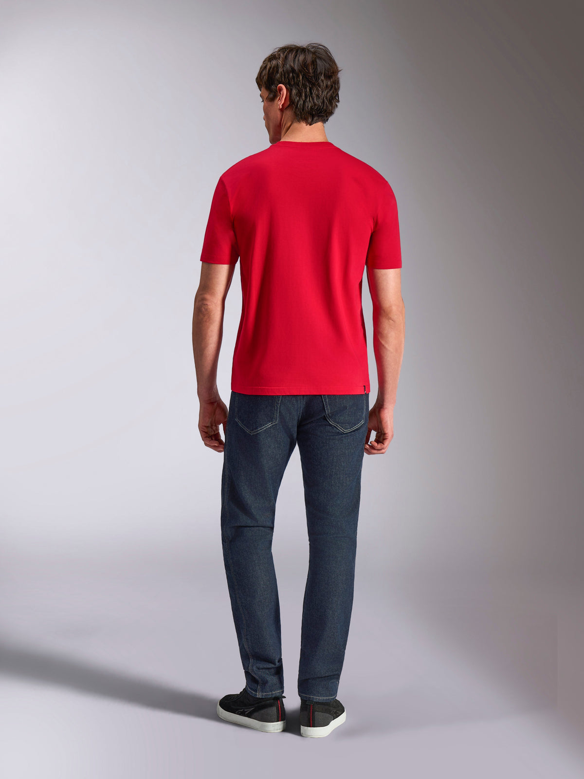 Alpinestars Authority CSF Tee, kortærmet T-shirt, rød, set bagfra på model iført mørkeblå jeans og sorte sneakers, afslappet motorsport-inspireret streetwear