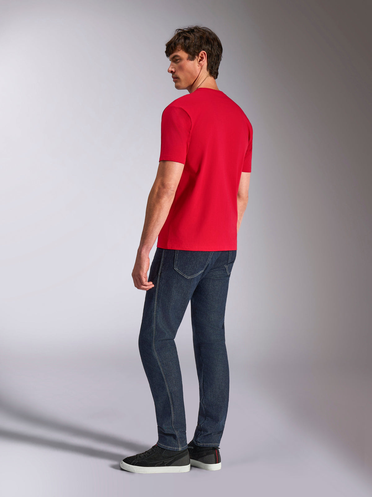 Alpinestars Authority CSF Tee, kortærmet T-shirt, rød, set bagfra på model iført mørke denimjeans og sorte sneakers, afslappet livsstilstøj