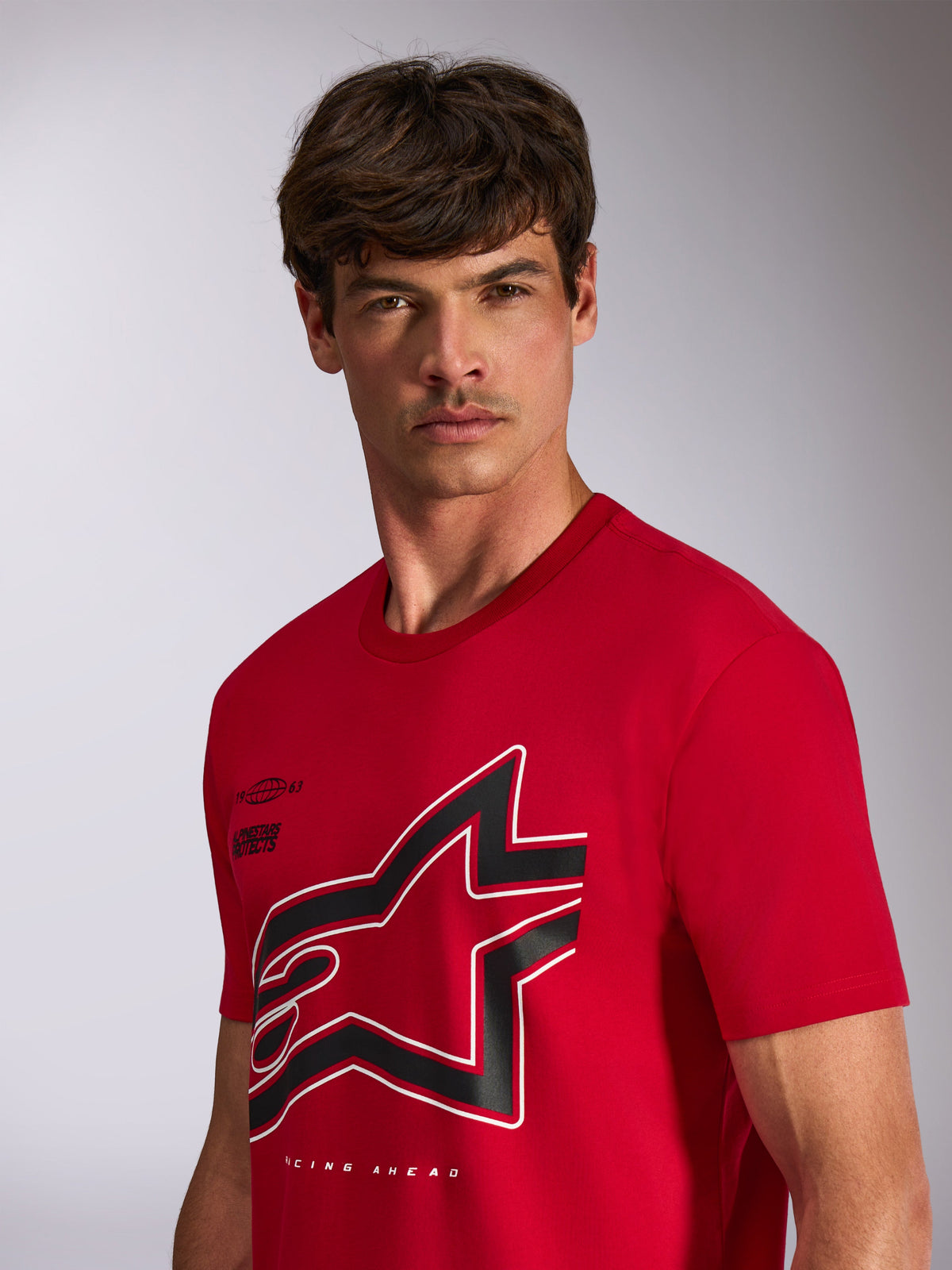 Alpinestars Authority CSF Tee, kortærmet t-shirt, rød, stort beskåret sort og hvidt Astars-logo med kontur, bæres af model, afslappet motorsport-inspireret streetwear