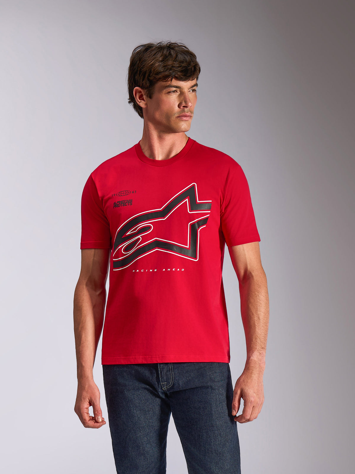 Alpinestars Authority CSF Tee, kortærmet t-shirt, rød, stort sort og hvidt kontureret Astars-logo på brystet, båret af en mandlig model med mørkeblå jeans, afslappet motorsport-inspireret streetwear