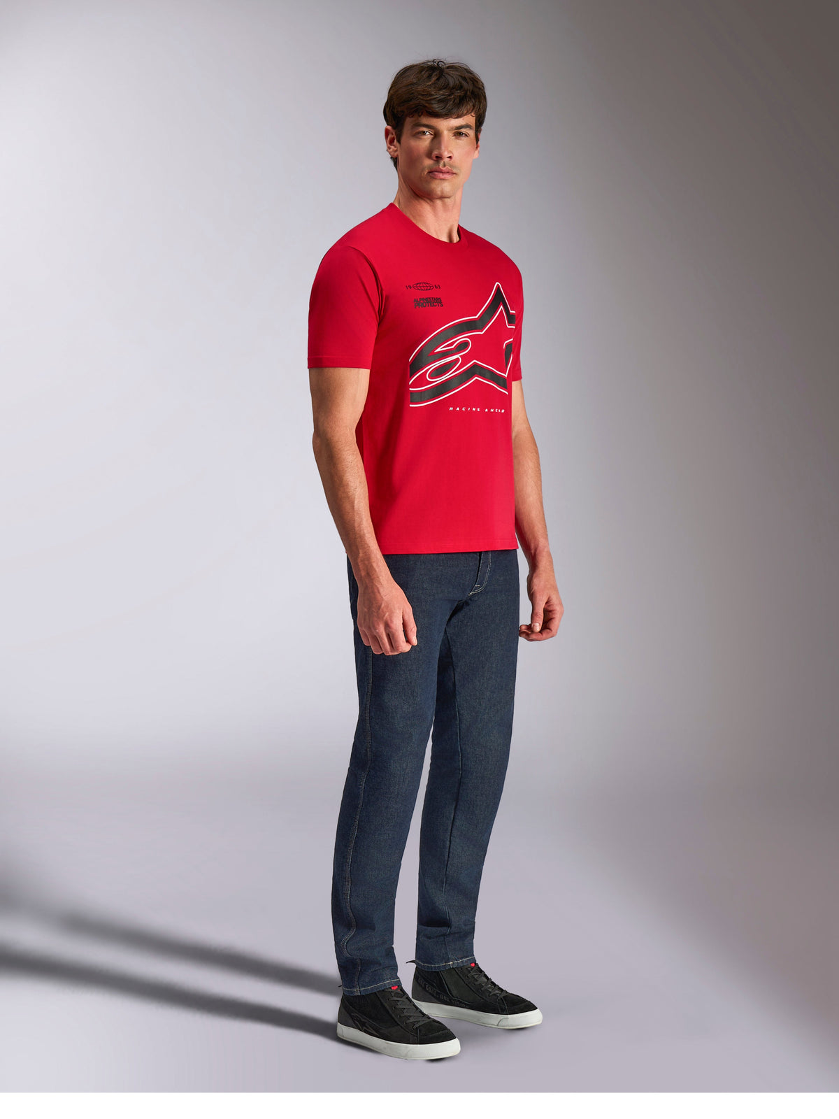 Alpinestars Authority CSF Tee, kortærmet T-shirt, rød, stort beskåret Astars-logo med sorte og hvide konturer, båret af model med mørke denimbukser og sorte sneakers, afslappet motorsport-inspireret streetwear