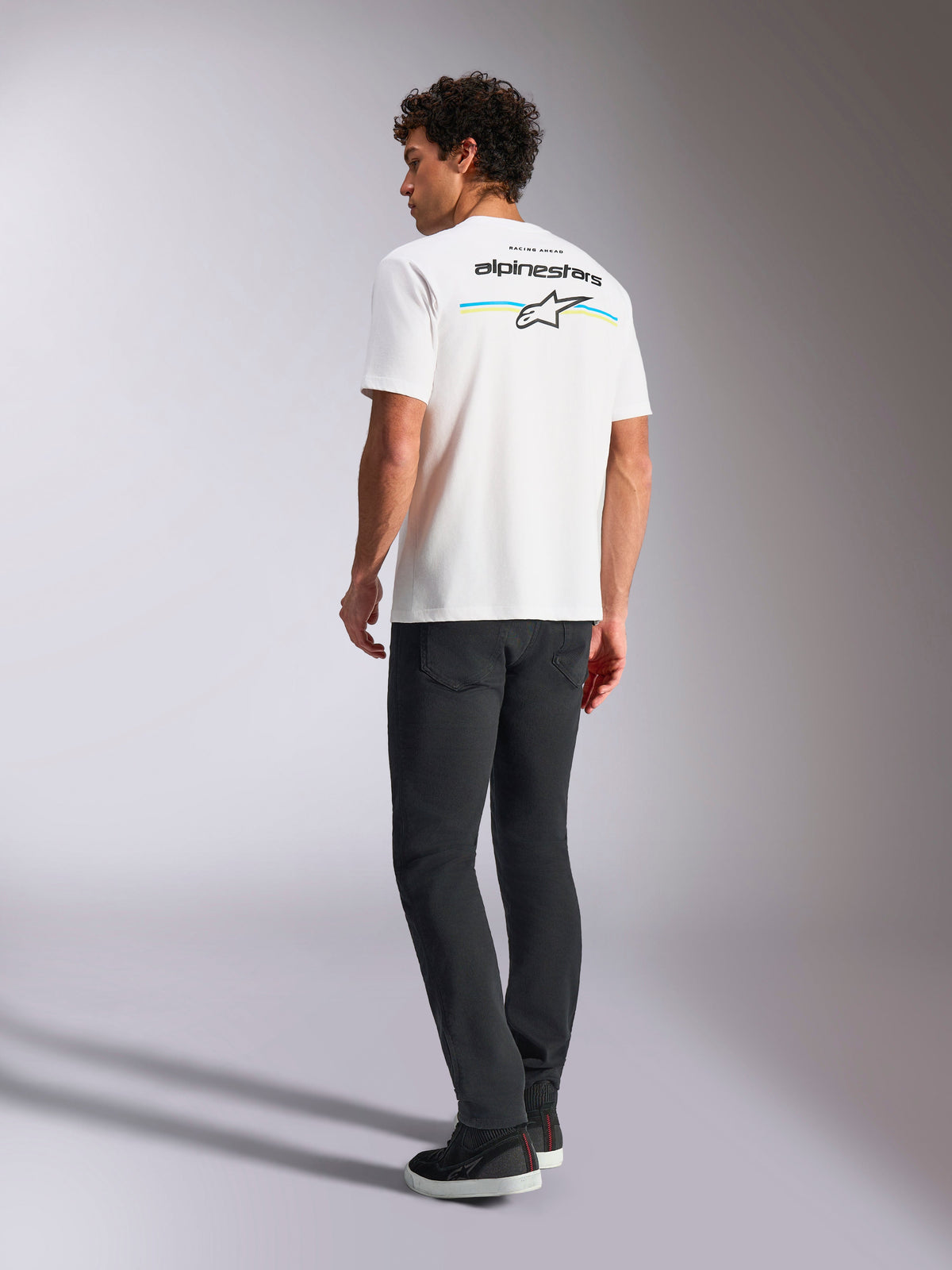 Alpinestars Lanes CSF Tee, kortærmet T-shirt, hvid, set bagfra, viser Alpinestars-logo med gule og blå striber, afslappet motorsport-streetwear