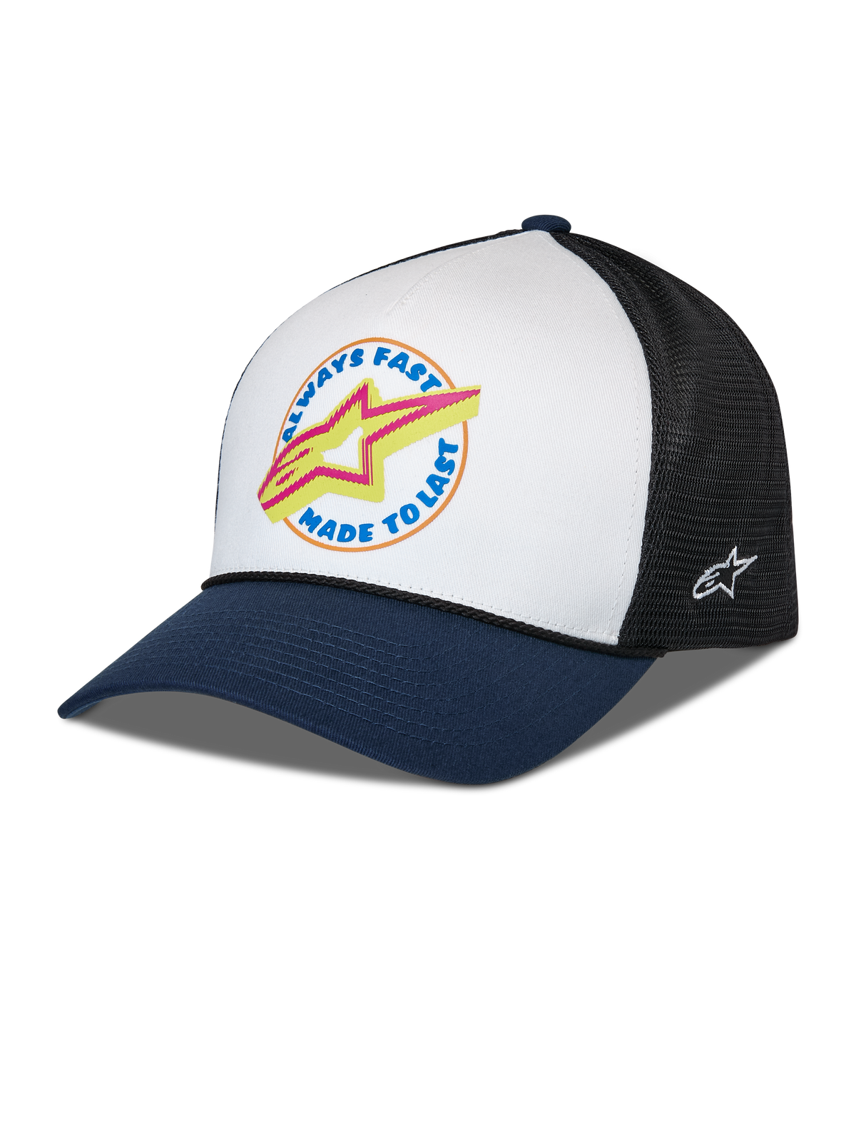 Alpinestars Aorbit Trucker Hat, hvid, navy og sort, buet navy skygge med hvidt frontpanel og sort mesh-bagside, frontgrafik med Always Fast Made to Last-tekst og gult Astars-logo, broderet logo på siden, afslappet motorsport-inspireret hovedbeklædning