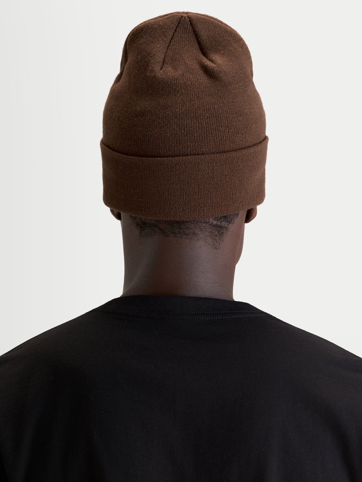 Alpinestars Augment Cuff Beanie, brun strikket hue, set bagfra der viser den dybe pasform båret af en model