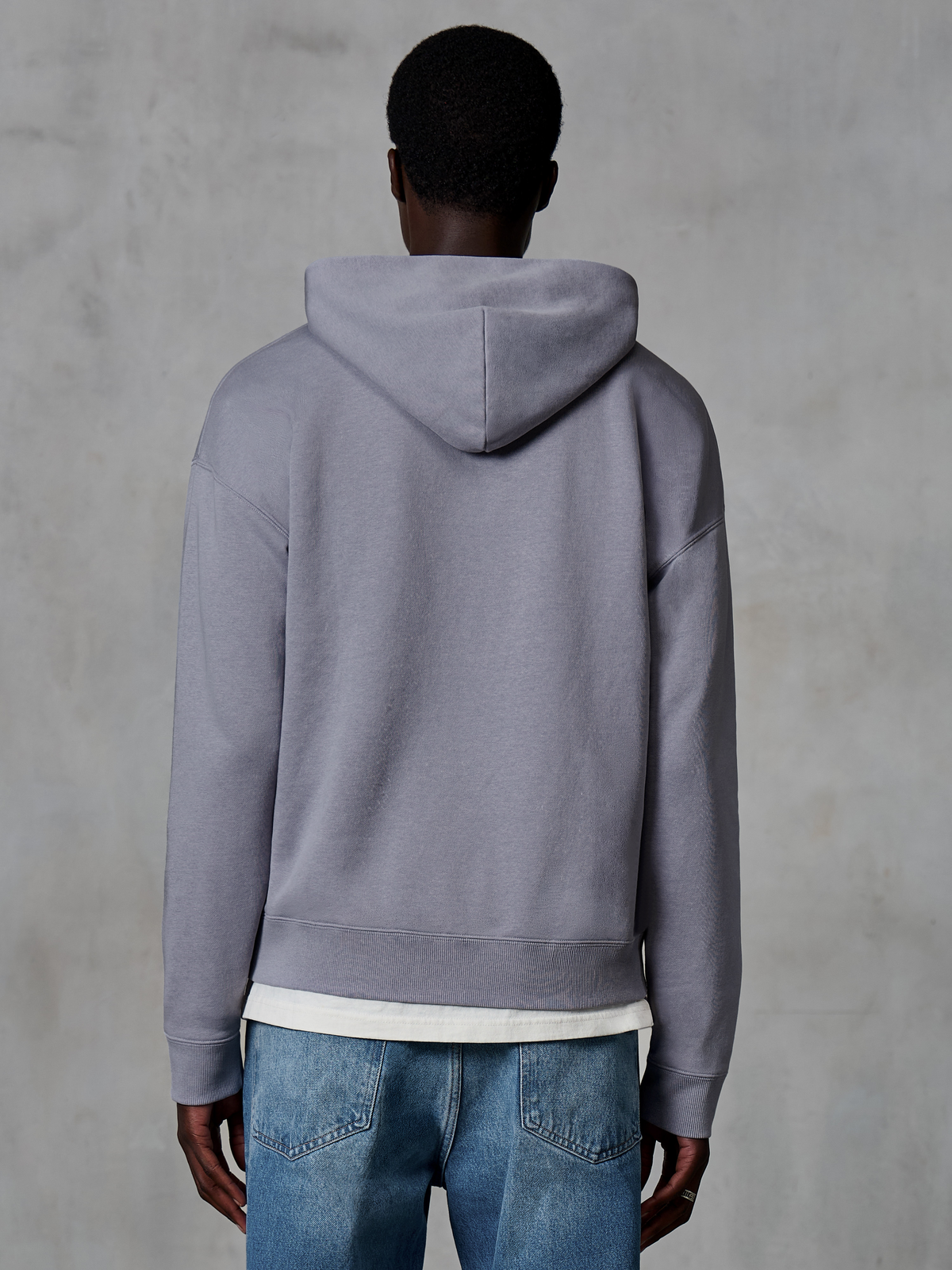 Alpinestars Essentials Ageless Zip Hoodie, sølv, set bagfra, afslappet streetwear, afslappet pasform med tøjvask-finish, parret med blå jeans og hvid undertrøje