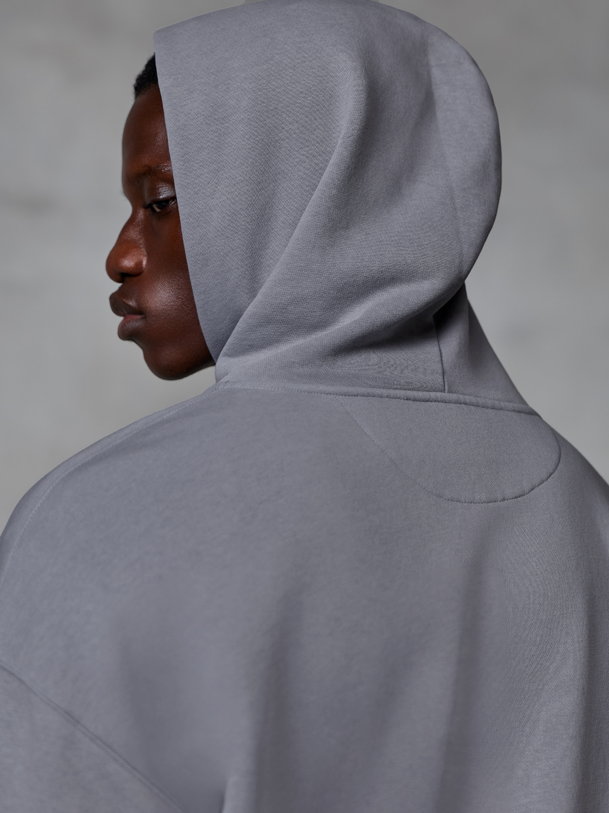 Alpinestars Essentials Ageless Zip Hoodie, Silver, nærbillede fra siden og bagfra med hætten oppe, premium kompakt fleece-materiale, afslappet lifestyle streetwear