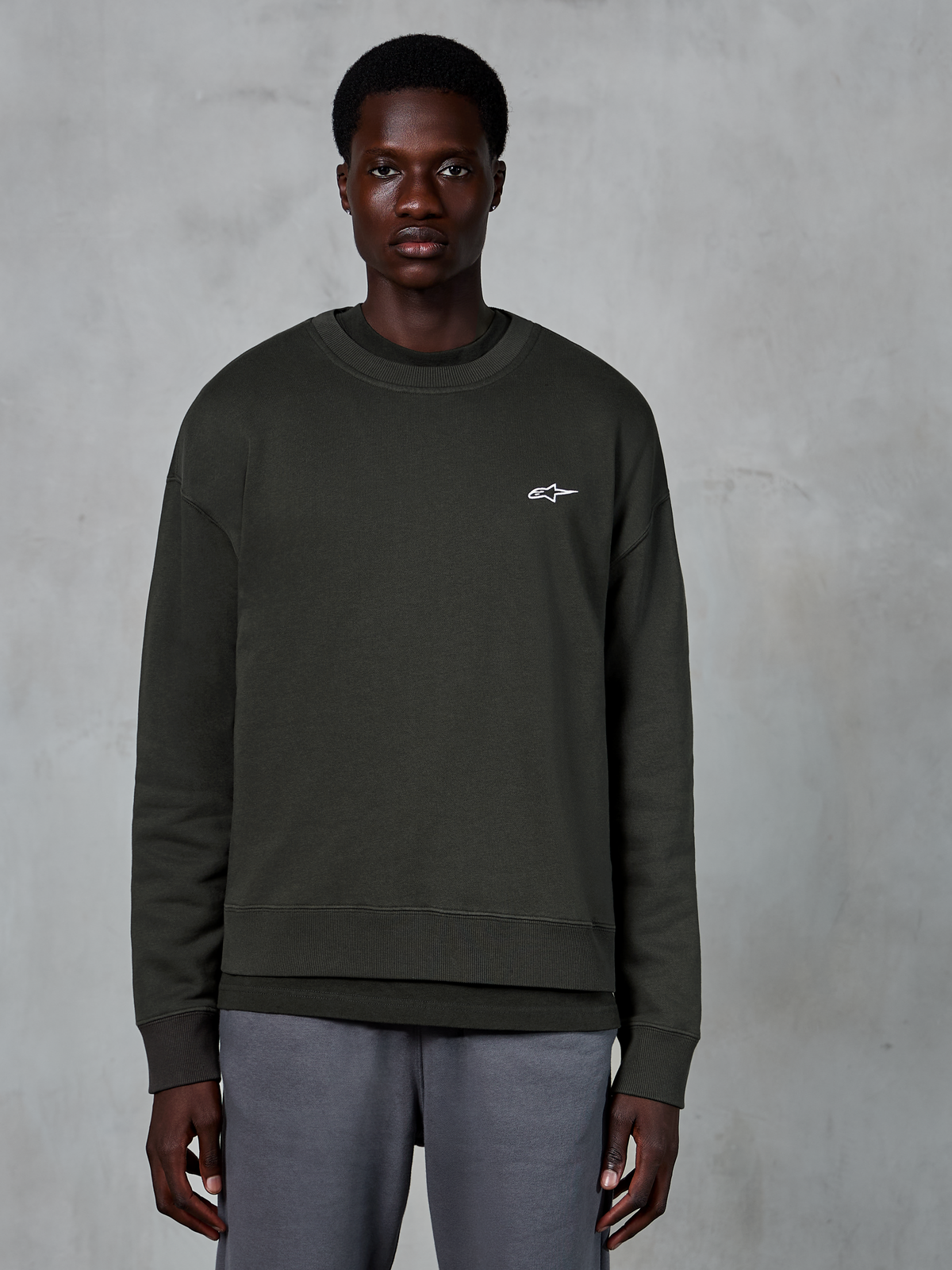 Alpinestars Essentials Ageless Crew, crewneck sweatshirt, Off Black, med et lille hvidt Alpinestars-logo på brystet, premium kompakt fleece, afslappet motorsport streetwear
