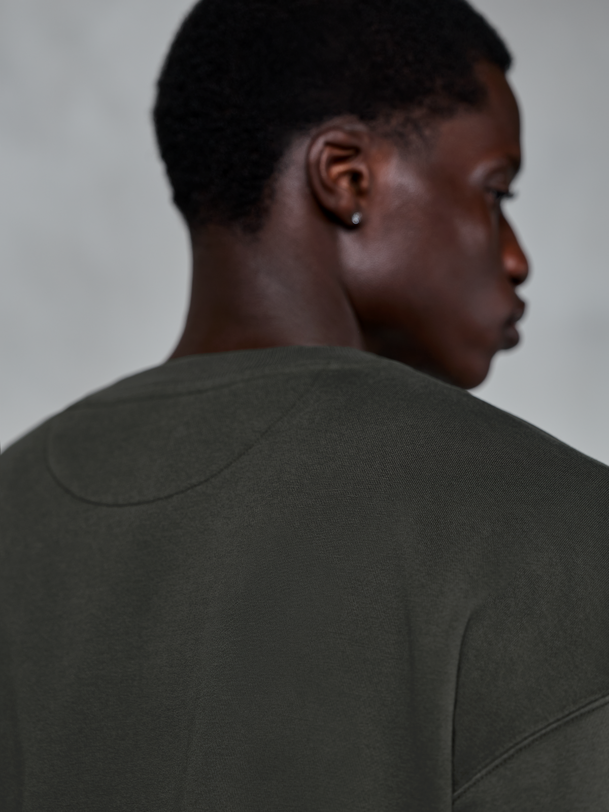 Alpinestars Essentials Ageless Crew, premium crewneck sweatshirt i Off Black, nærbillede af den bagerste halsudskæring og skulderområdet, stenvasket kompakt fleece-tekstur, afslappet motorsport-inspireret streetwear