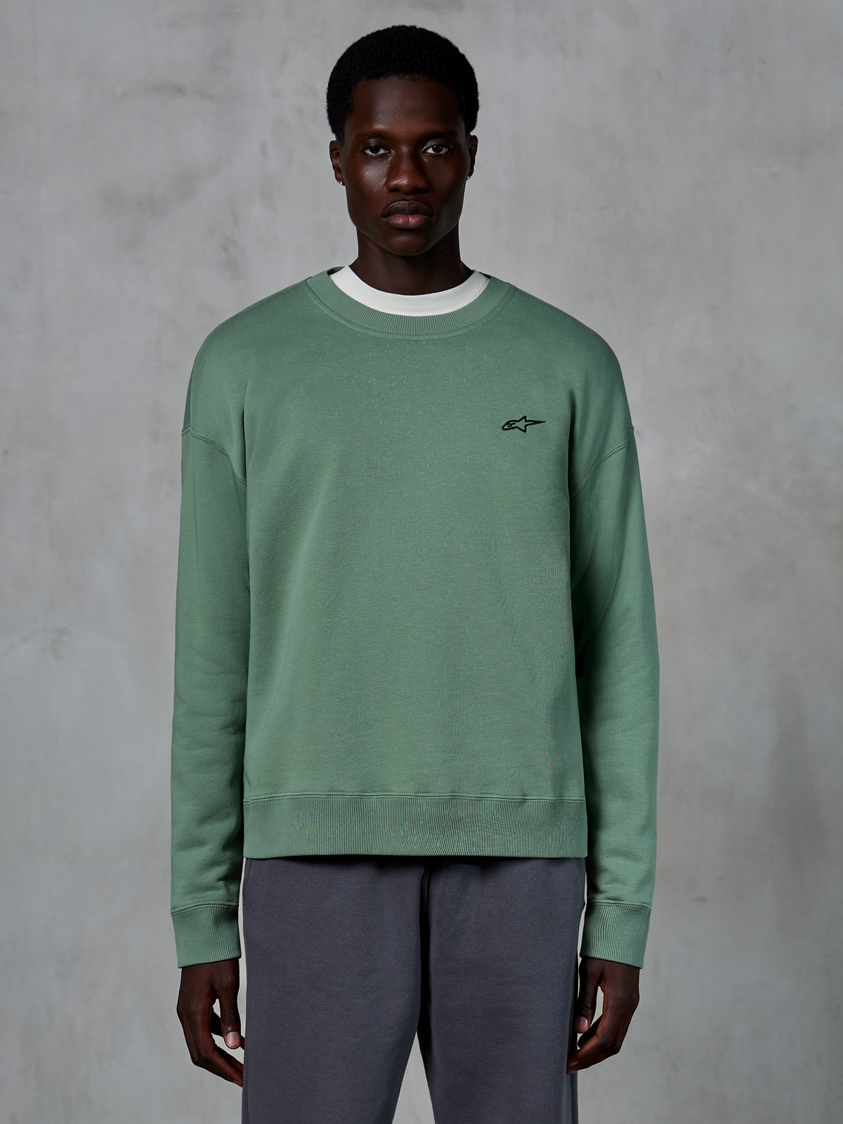 Alpinestars Essentials Ageless Crew, afslappet crewneck sweatshirt, Cactus-grøn med lille sort stjerne-logo på brystet, ribstrikket krave, manchetter og kant, premium kompakt fleece sportstøj