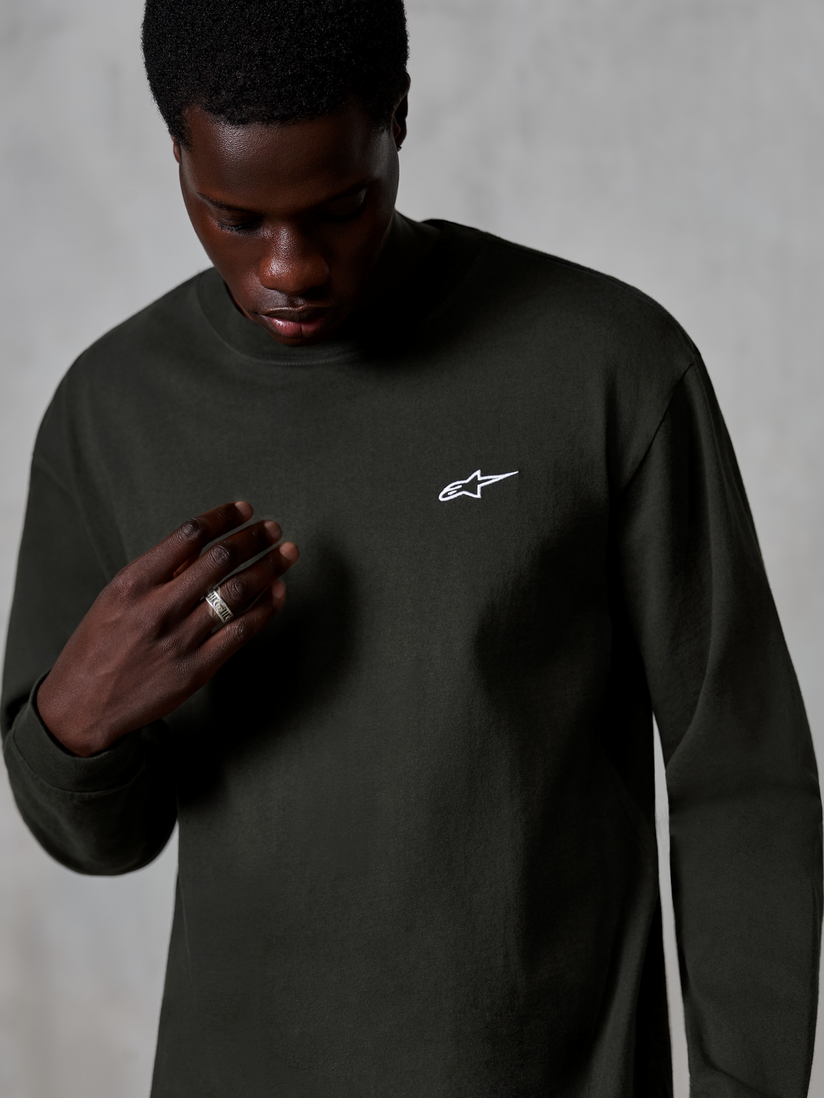 Alpinestars Essentials Ageless LS Tee, langærmet t-shirt, Off Black, lille hvidt Alpinestars-logo på brystet, afslappet pasform, premium økologisk bomuldsjersey med stenvasket finish, afslappet livsstilstøj