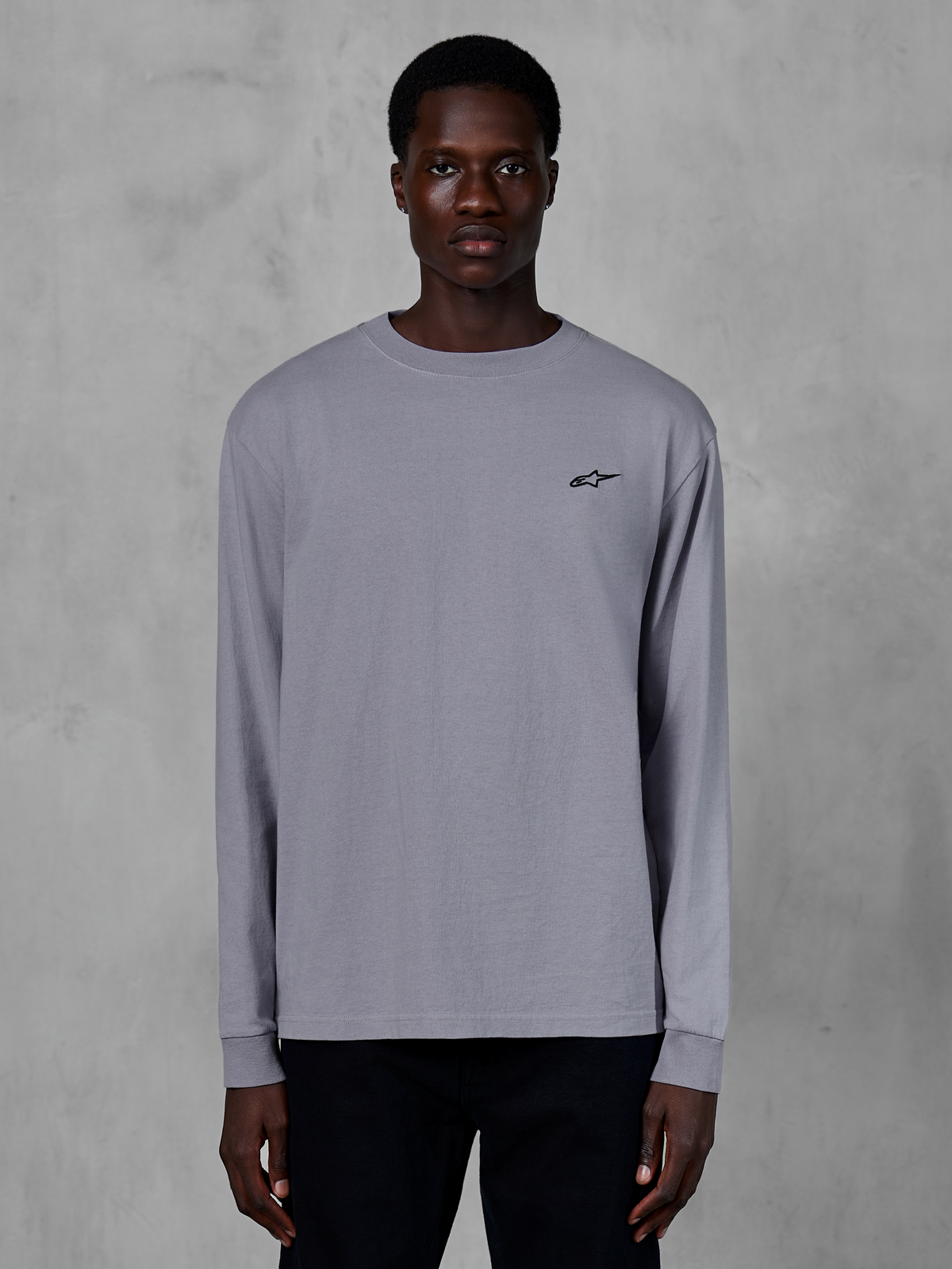 Alpinestars Essentials Ageless LS Tee, langærmet t-shirt, sølv, vist på en model, med et lille sort Alpinestars-logo på brystet, afslappet moderne pasform, økologisk bomuld, afslappet streetwear