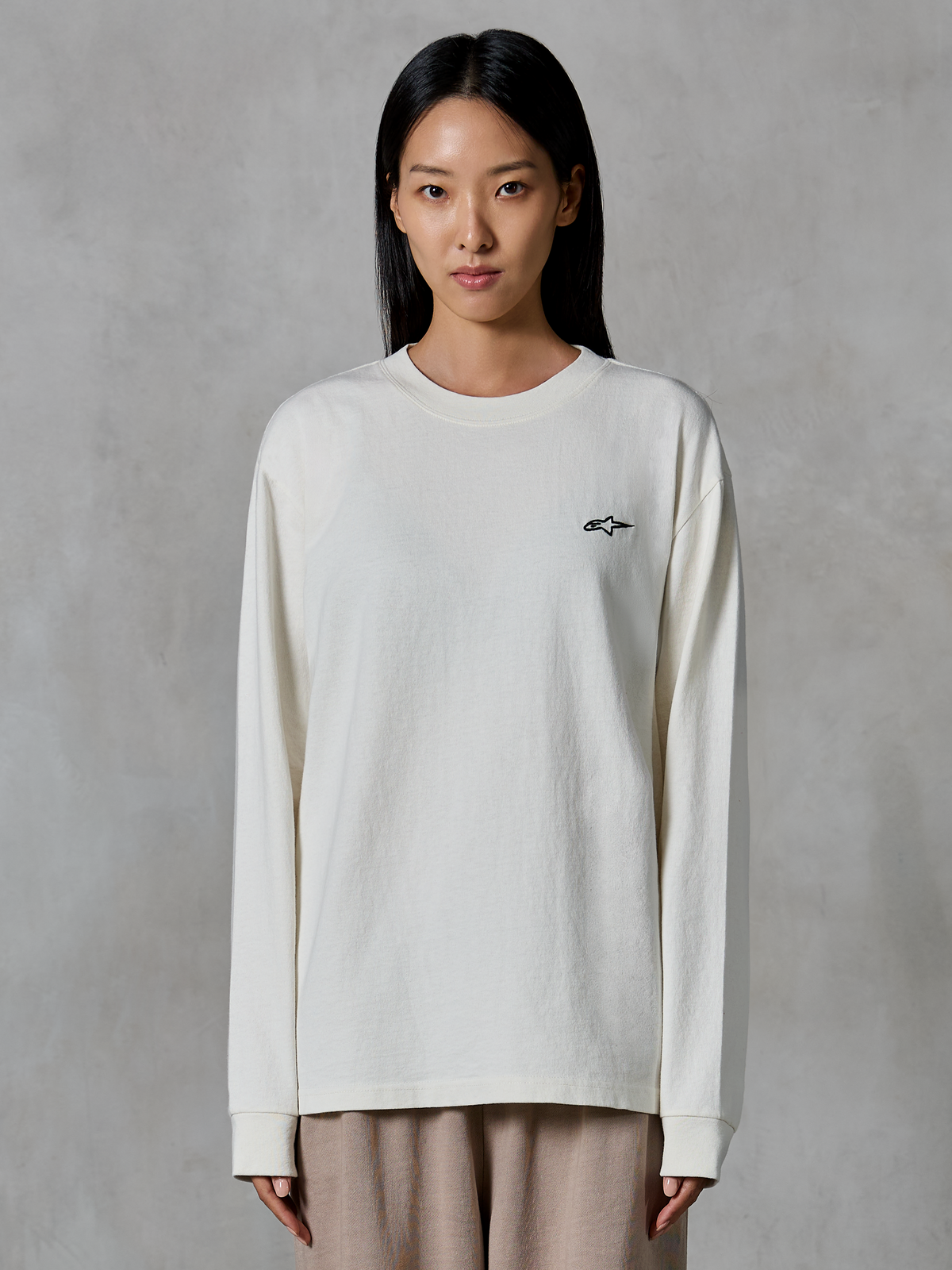 Alpinestars Essentials Ageless LS Tee, langærmet t-shirt, off-white, med et lille sort stjerne-logo på brystet, afslappet moderne pasform, økologisk bomuldsjersey, afslappet motorsport-inspireret streetwear