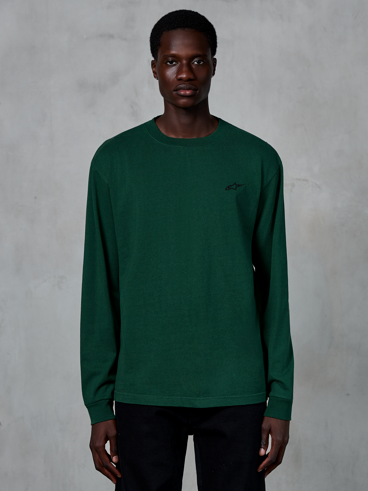 Alpinestars Essentials Ageless LS Tee, langærmet t-shirt, Pine Green, båret af model, lille sort logo på brystet, casual streetwear, 100% økologisk bomuld med stenvask-finish