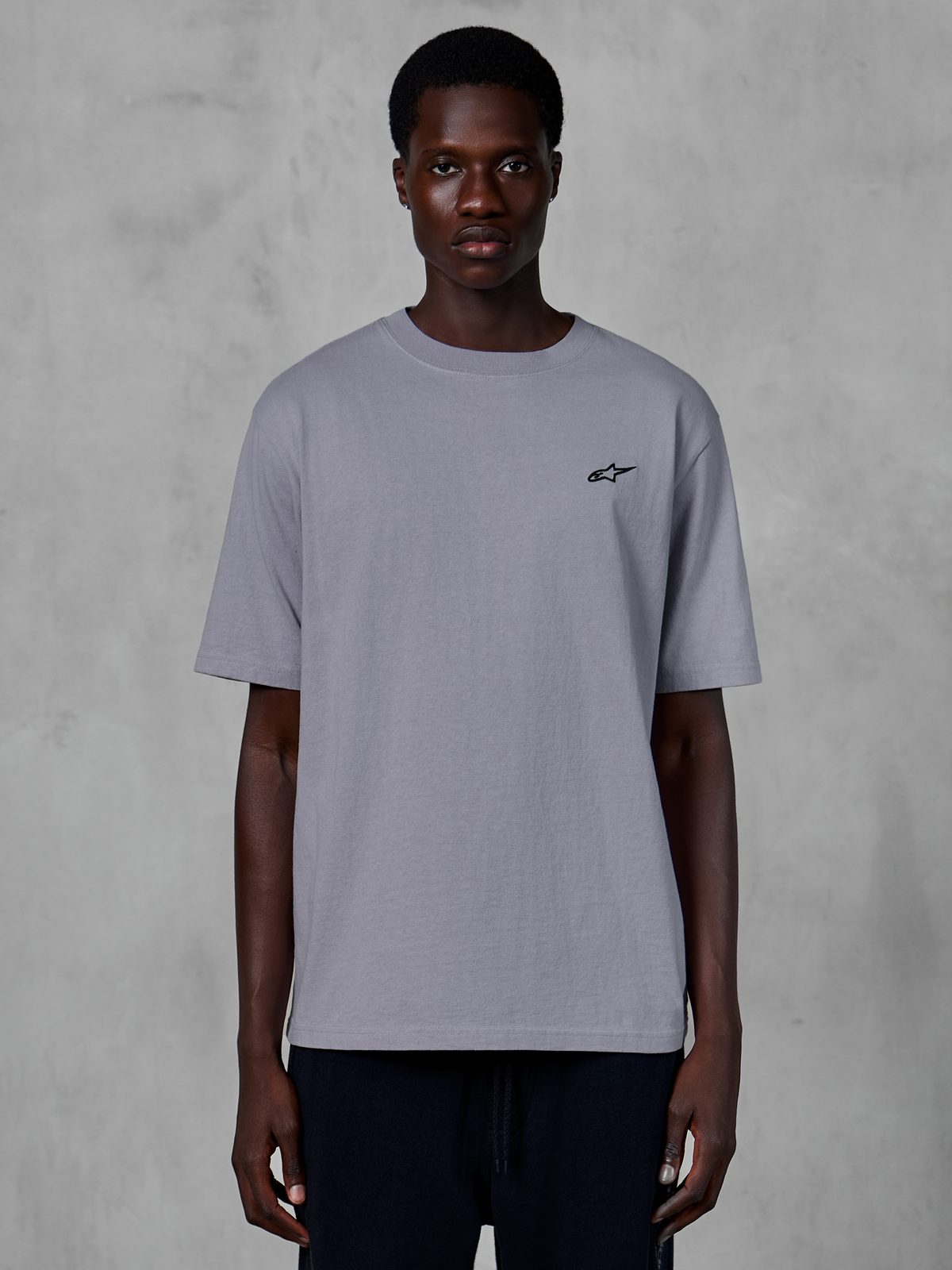 Alpinestars Essentials Ageless SS Tee, kortærmet t-shirt, sølv, med et lille sort Astars-logo på brystet, afslappet moderne pasform, afslappet motorsport-inspireret streetwear