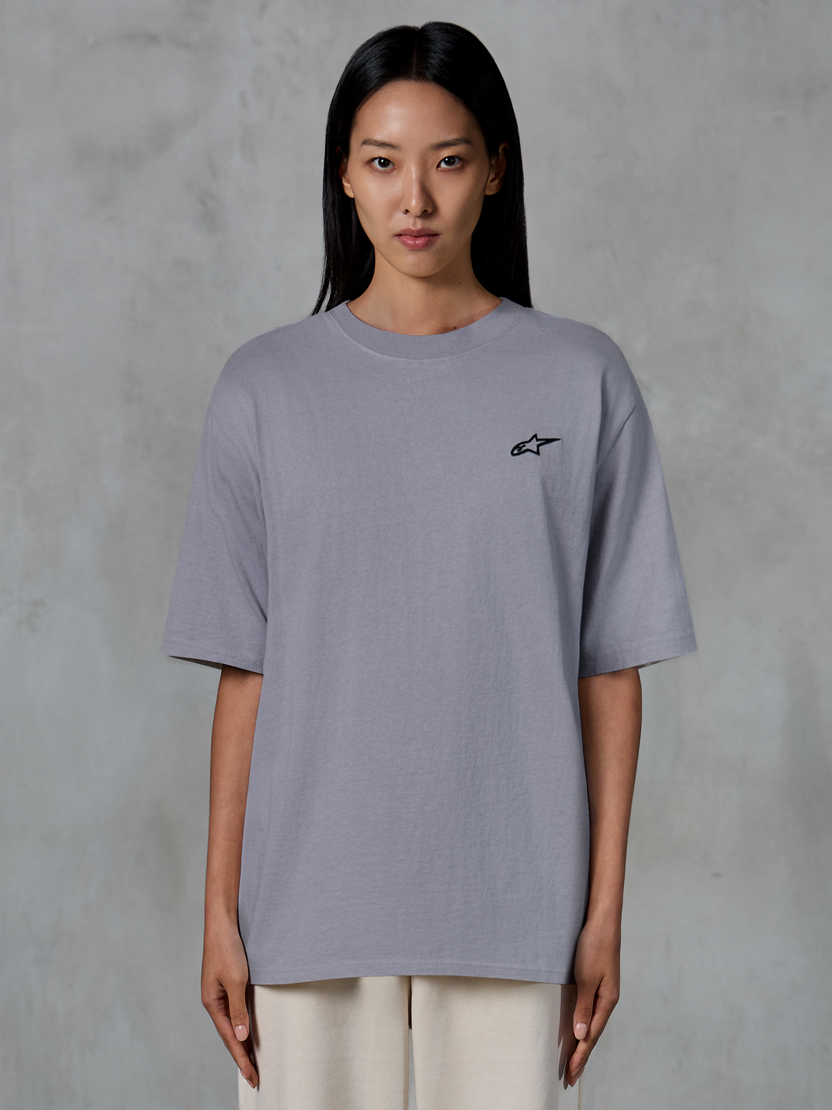 Alpinestars Essentials Ageless SS Tee, kortærmet t-shirt, sølv, med et lille sort Alpinestars-logo på brystet, afslappet moderne pasform, økologisk bomuld, casual lifestyle streetwear båret af en model