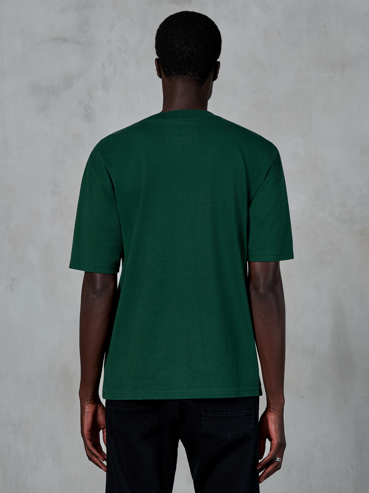 Alpinestars Essentials Ageless SS Tee, kortærmet T-shirt, Pine Green, set bagfra på model, afslappet pasform, økologisk bomuld, casual motorsport-inspireret streetwear