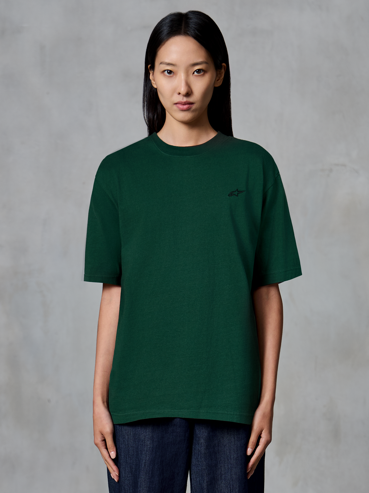 Alpinestars Essentials Ageless SS Tee, kortærmet T-shirt, fyrregrøn, båret af model, med et lille sort logo på brystet, afslappet pasform, økologisk bomuld, casual streetwear