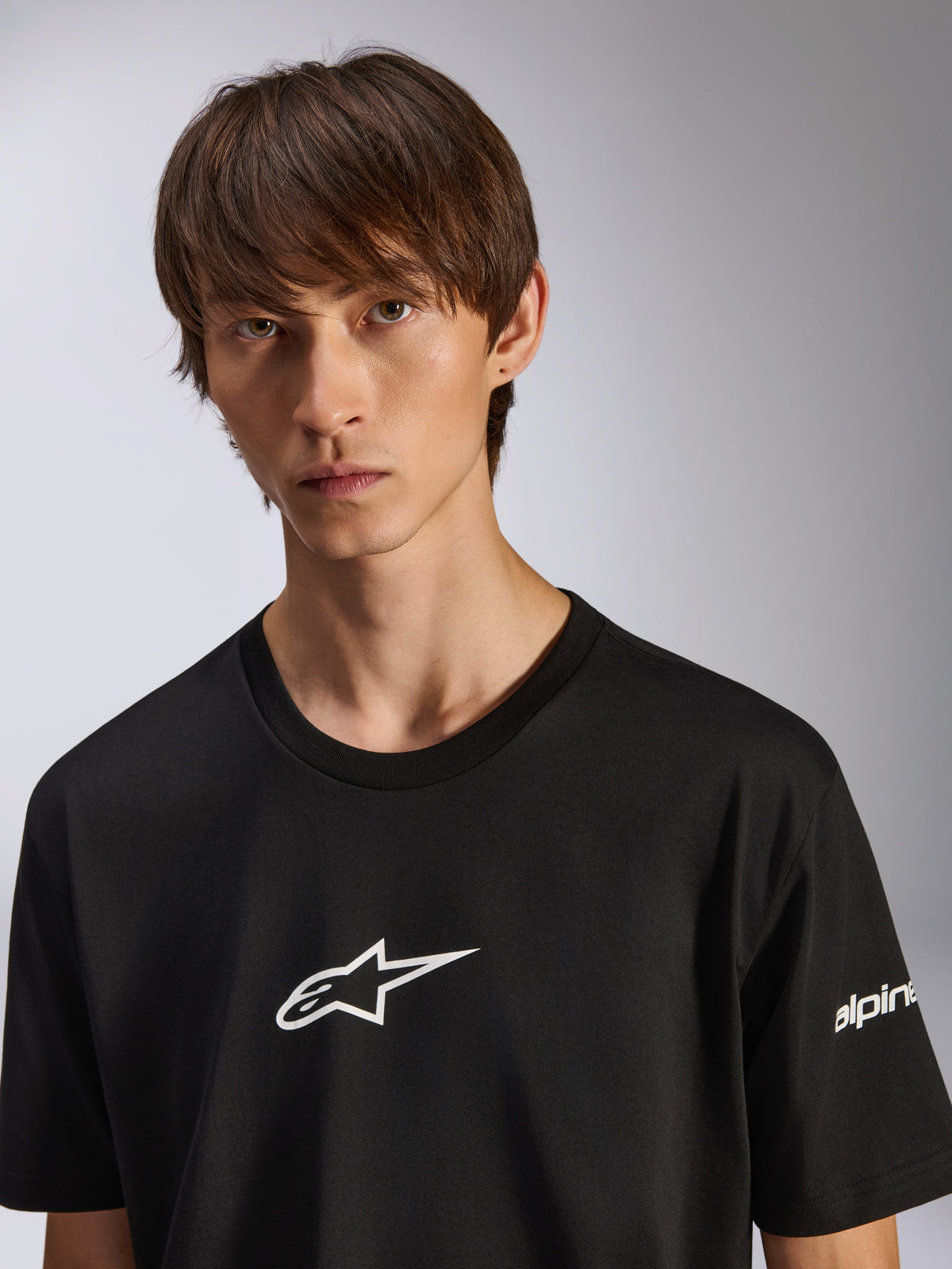 Alpinestars Frontal CSF Tee, kortærmet t-shirt, sort, hvidt Astars-logo på brystet, båret af mandlig model, afslappet performance-sportstøj