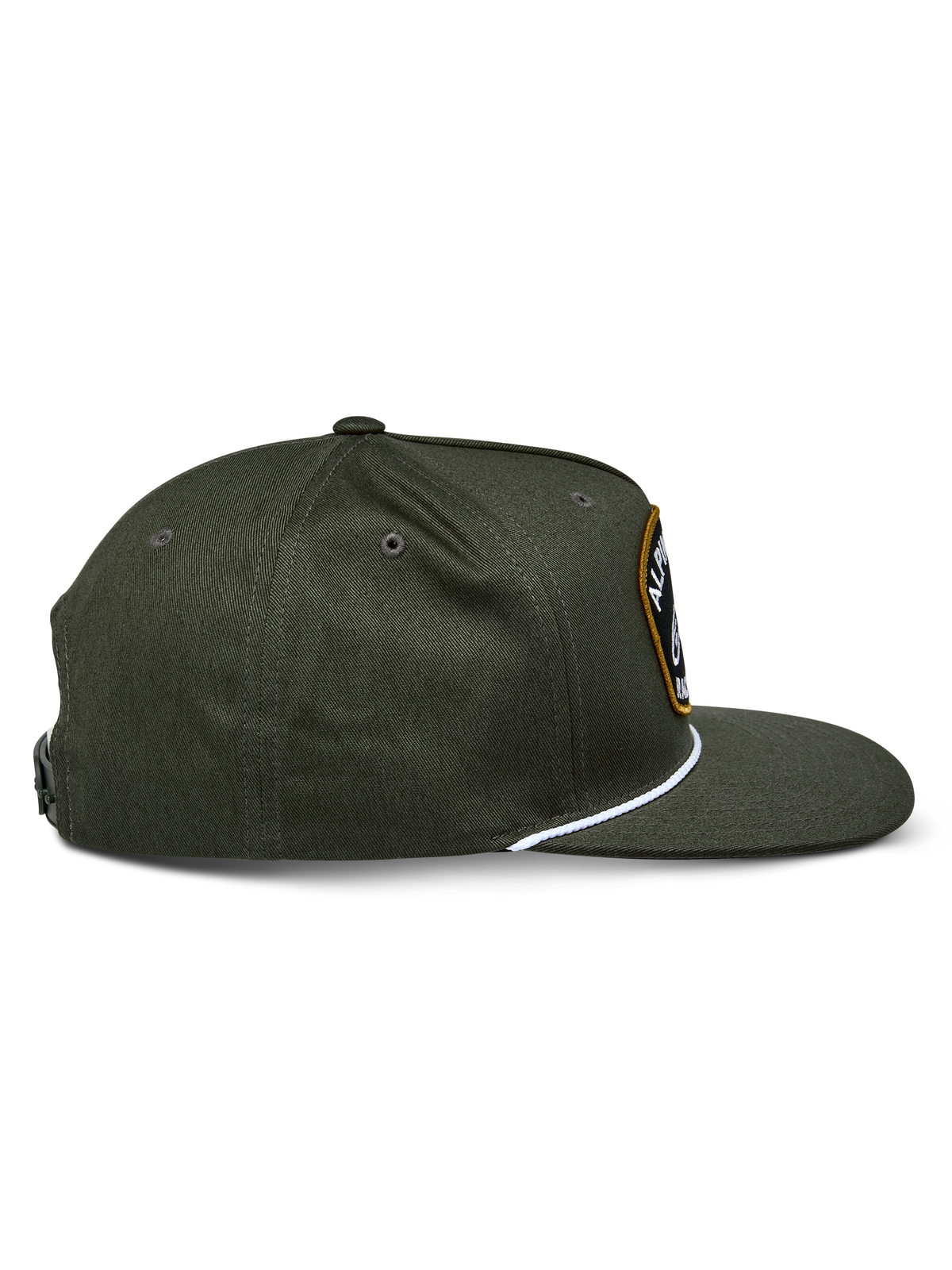 Alpinestars Promptus Snapback-kasket, militærgrøn, set fra siden med flad skygge og struktureret krone, hvid flettet rebsdetalje ved kronens base, slidstærkt bomuldstwill-stof, afslappet sportswear-design