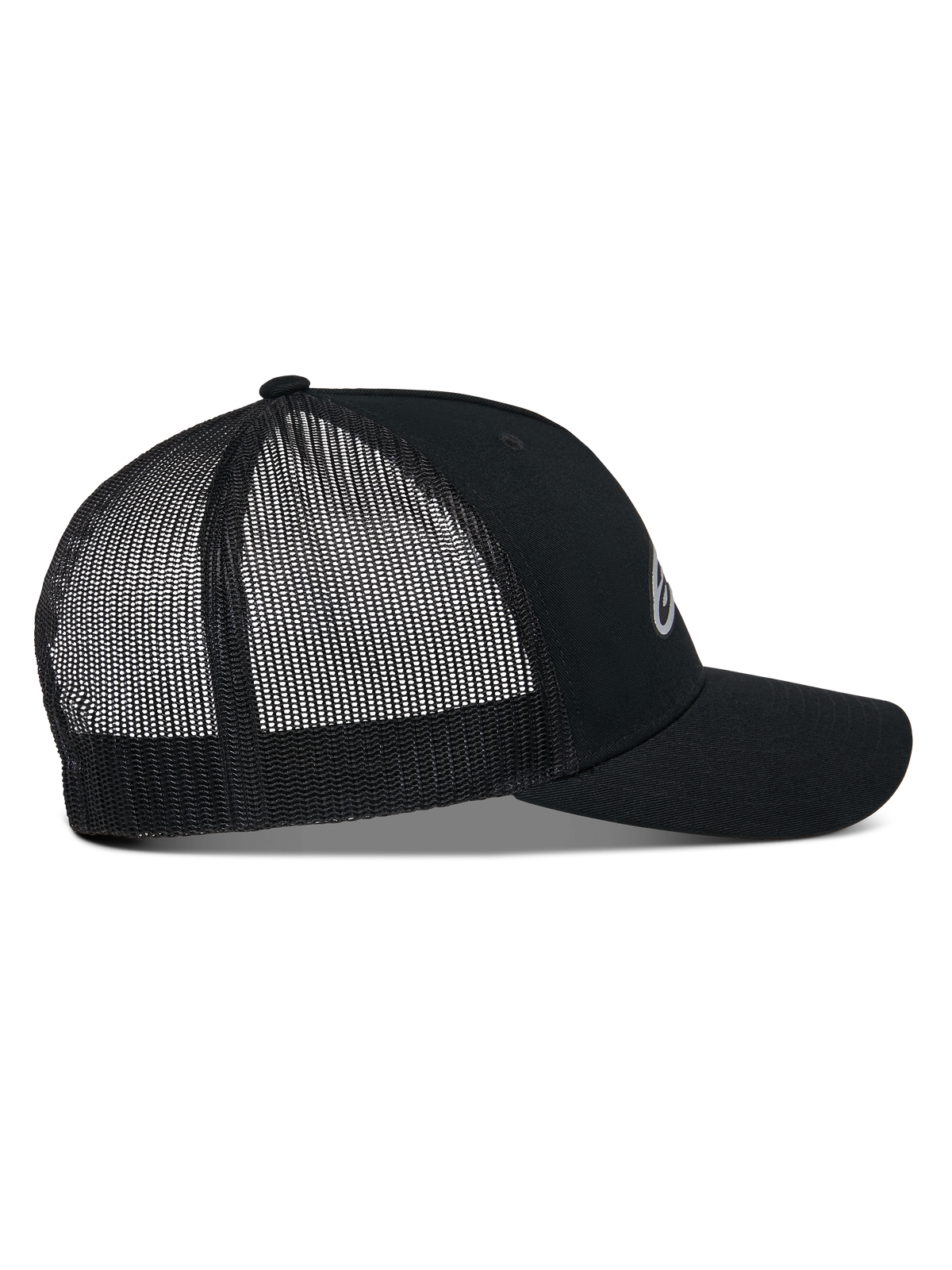 Alpinestars Reflect Ageless Trucker Hat, set fra siden, sort, med struktureret krone, buet skygge og åndbare mesh-paneler bagpå, reflekterende frontlogo, afslappet motorsport-inspireret hovedbeklædning
