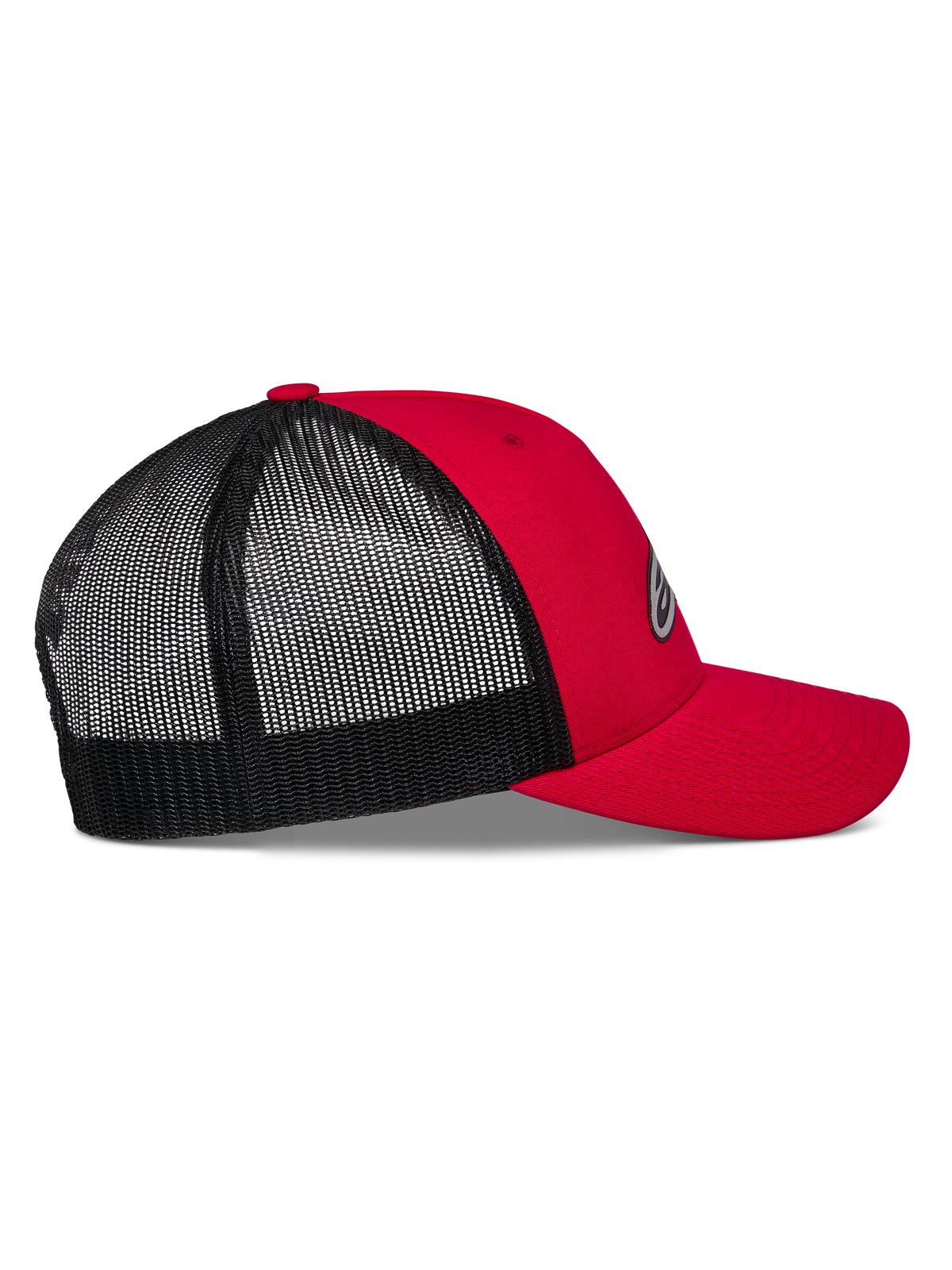 Alpinestars Reflect Ageless Trucker Hat, rød og sort, set fra siden, rød twill-front og buet skygge, sort poly-mesh bagside, struktureret krone, afslappet motorsport-inspireret hovedbeklædning