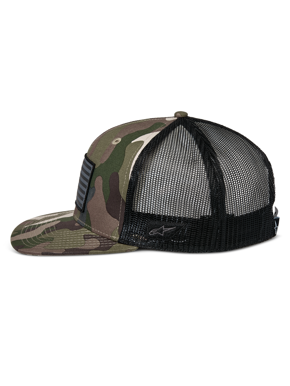 Alpinestars Flag Flat Trucker Hat, grøn camouflage og sort, flad skygge og struktureret krone, camouflage twill-front med sort mesh-bagside, sidevisning der viser merrow-flagpatch og broderet logo, afslappet motorsport-inspireret streetwear