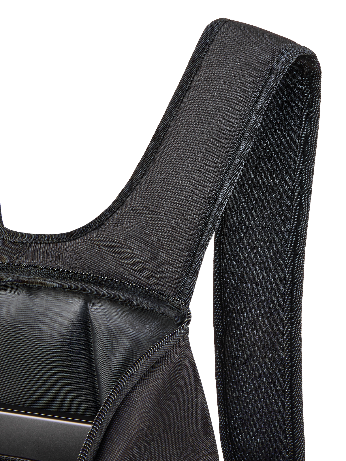 Alpinestars Defcon V3 rygsæk, tætbillede af den polstrede air-mesh skulderstrop og det åbne hovedrum, sort 600D polyester, viser indvendig laptop-lomme og holdbar tekstilkonstruktion.