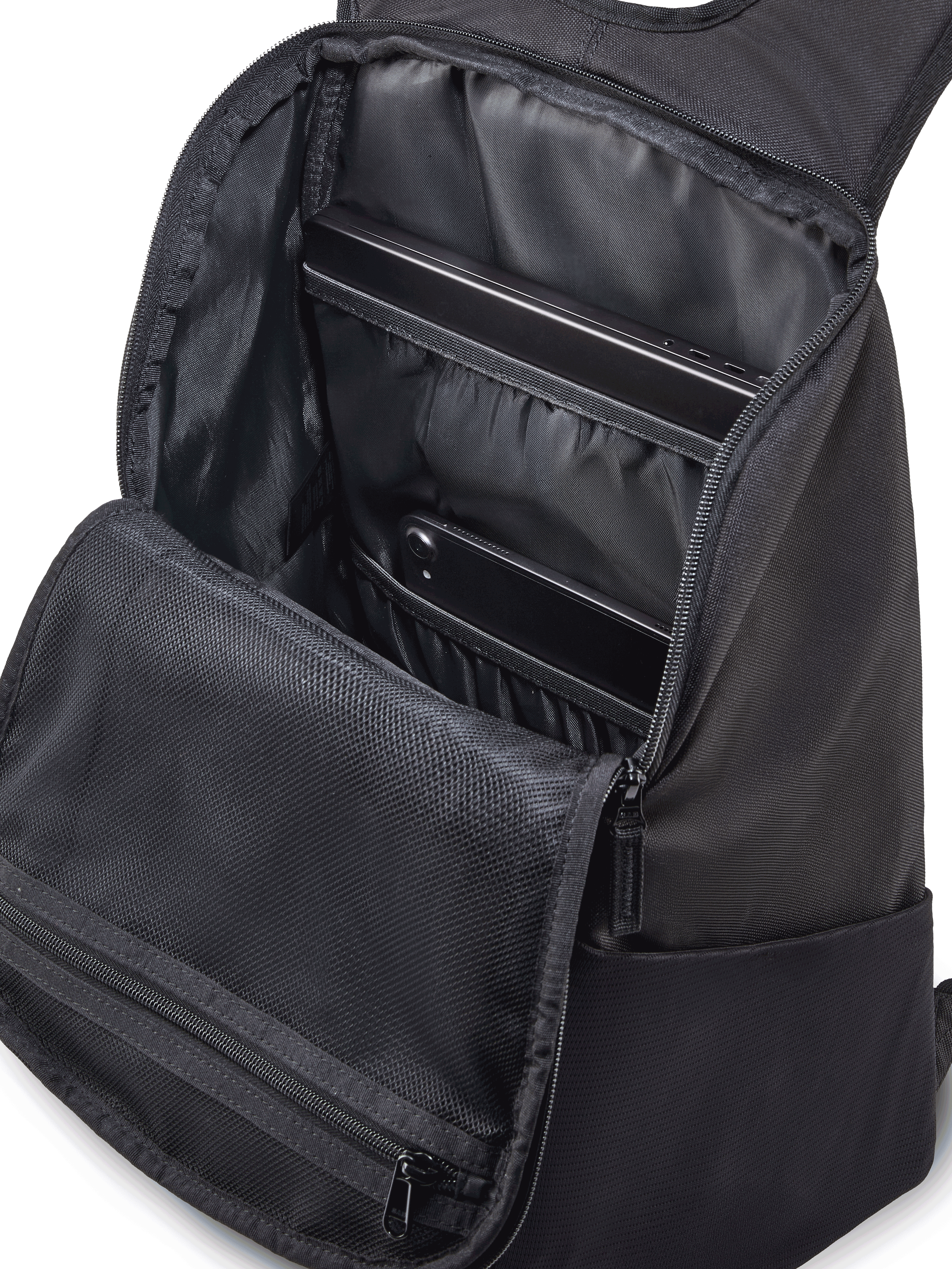 Alpinestars Defcon V3-rygsæk, sort og hvid lille hverdagsrygsæk, holdbar 600D polyester, med lynlåslomme foran, sidelommer i mesh til vandflasker og trykt Alpinestars-branding.