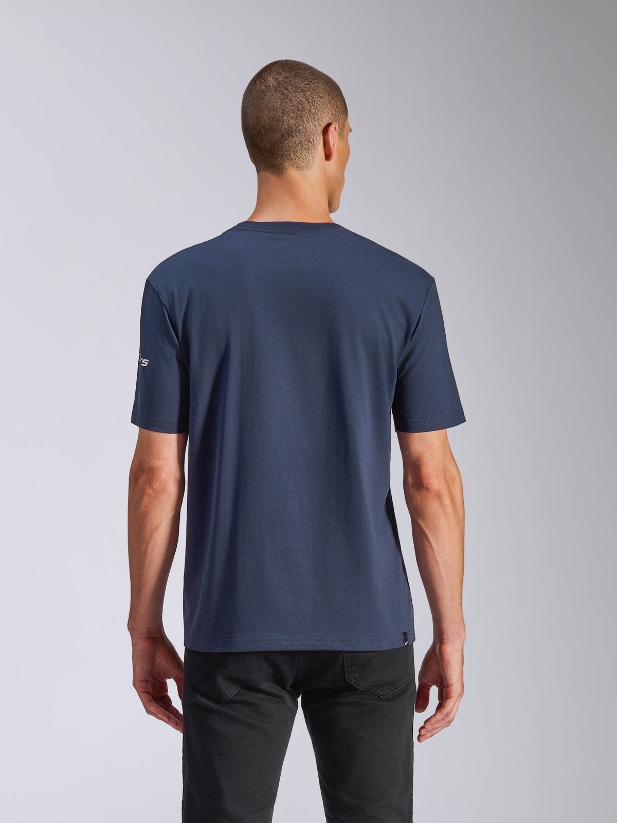 Alpinestars Frontal CSF Tee, kortærmet t-shirt, navy, set bagfra på model iført sorte bukser, afslappet performance sportstøj