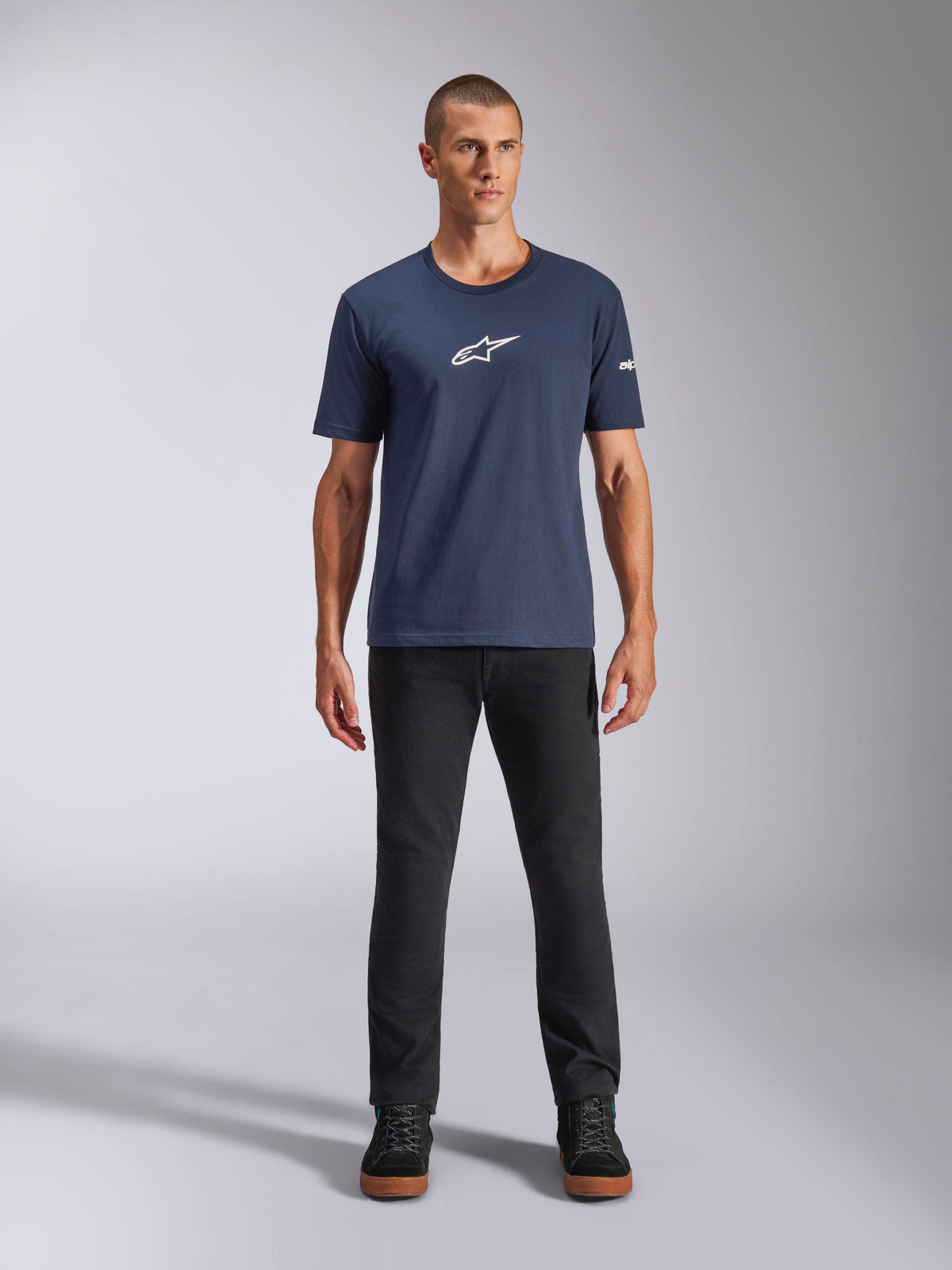 Alpinestars Frontal CSF Tee, kortærmet t-shirt, marineblå, hvidt Alpinestars-stjernelogo på brystet, båret med sorte bukser og sneakers, afslappet performance-sportstøj