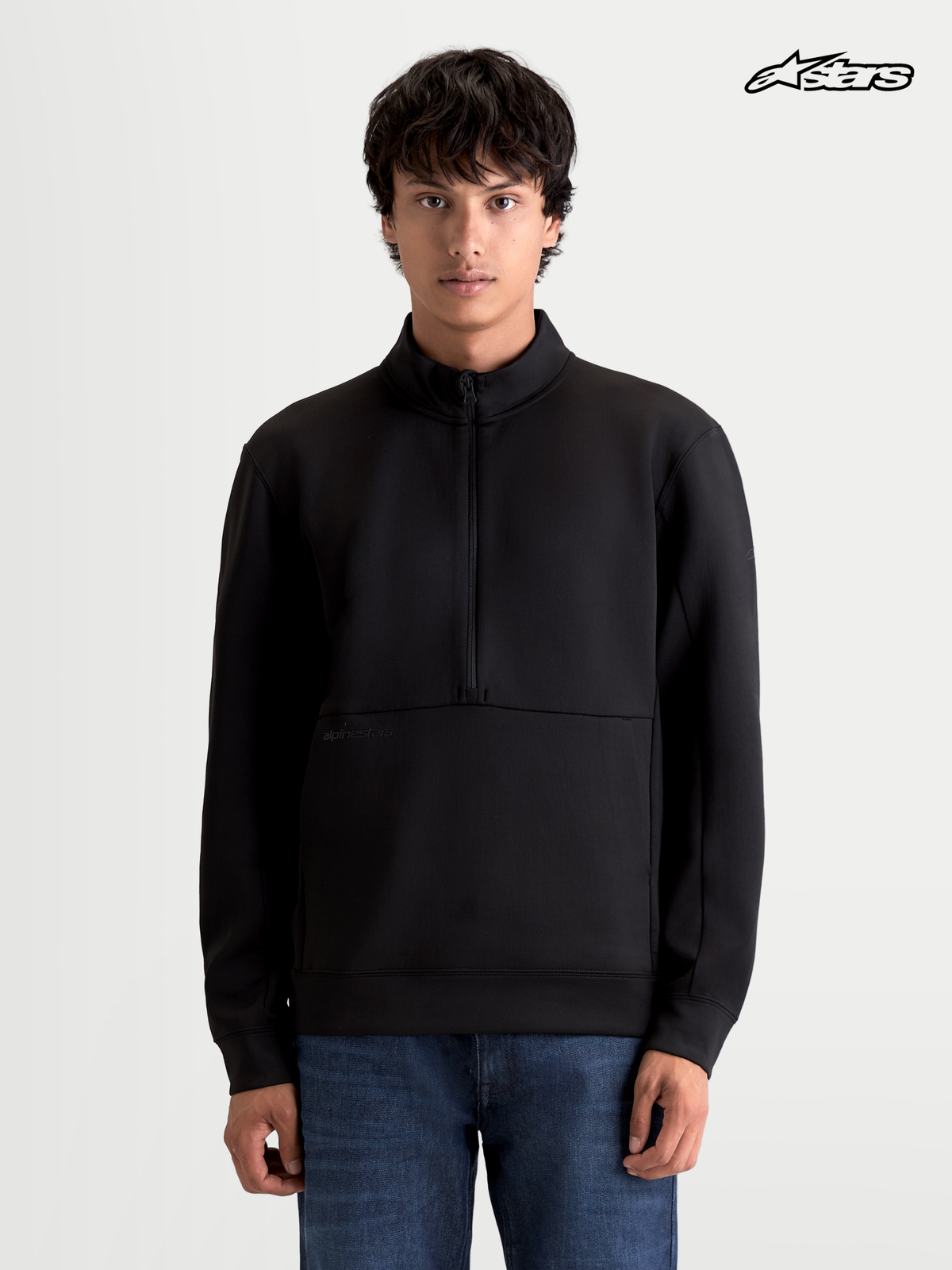Alpinestars Apera Half-Zip Sweatshirt, sort sportsweartrøje med halv lynlås og kængurulomme, set forfra båret af mandlig model