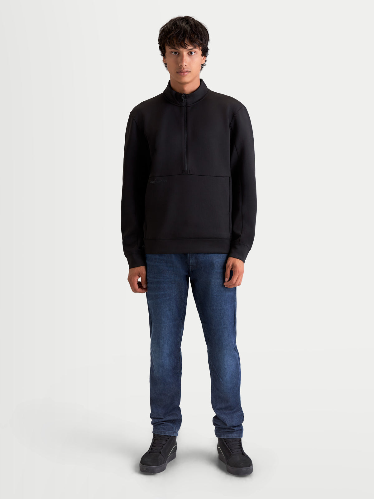 Alpinestars Apera Half-Zip sweatshirt, herre-sportswear pullover i sort, med kængurulomme og halv lynlås, motorsport-inspireret design til hverdagsbrug, premium tri-blend fleece.