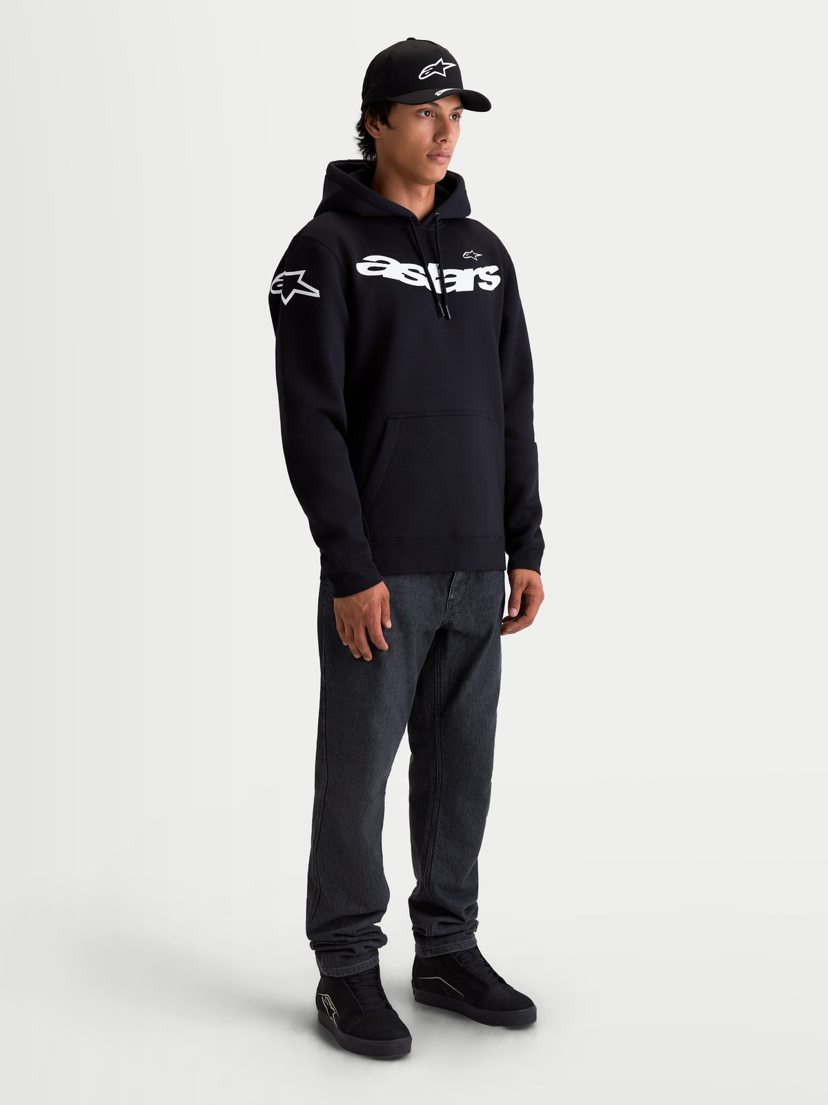 Alpinestars Velocifier Hættetrøje, herre-hættetrøje i fleece til afslappet brug, sort og hvid, med buet Astars-ordmærke på brystet og logoer på skuldrene, kængurulomme og justerbar hætte, premium bomuldsblanding.