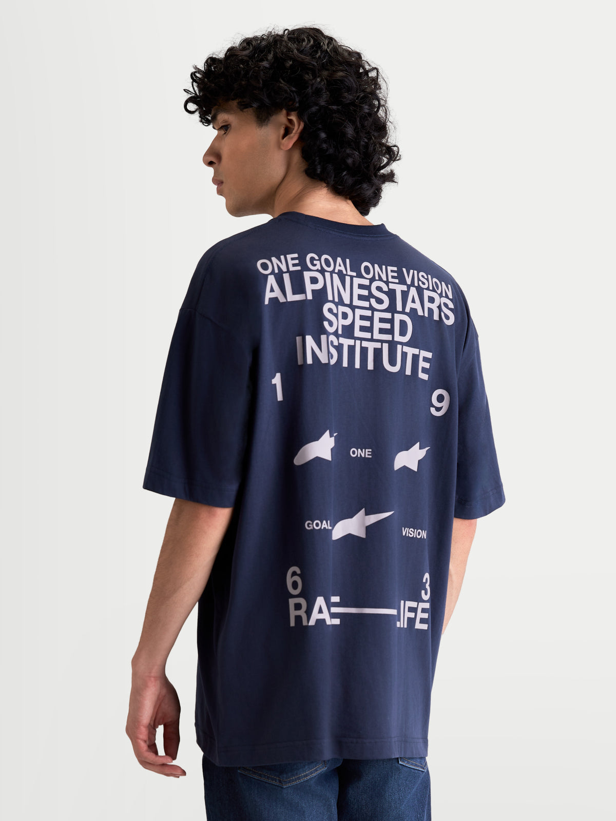 Alpinestars Institute Oversized SS CSF Tee, herre-sportstøj kortærmet t-shirt, marineblå og hvid, set bagfra med stor Alpinestars Speed Institute og One Goal One Vision grafik, afslappet oversized pasform.