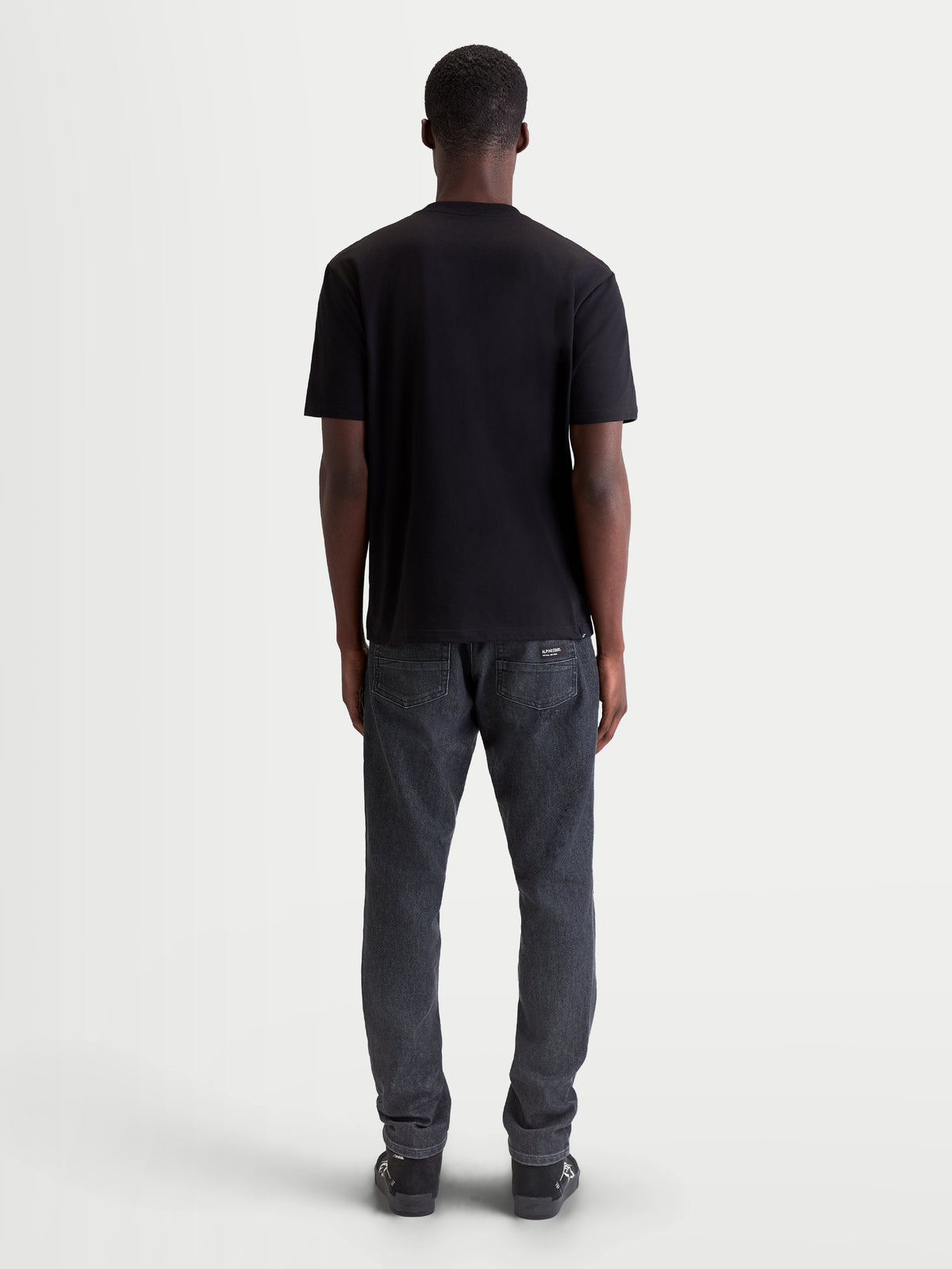 Alpinestars Singular CSF T-shirt, sort kortærmet t-shirt til herre og dame, set bagfra på model, premium bomuldsblanding, afslappet motorsport sportstøj.