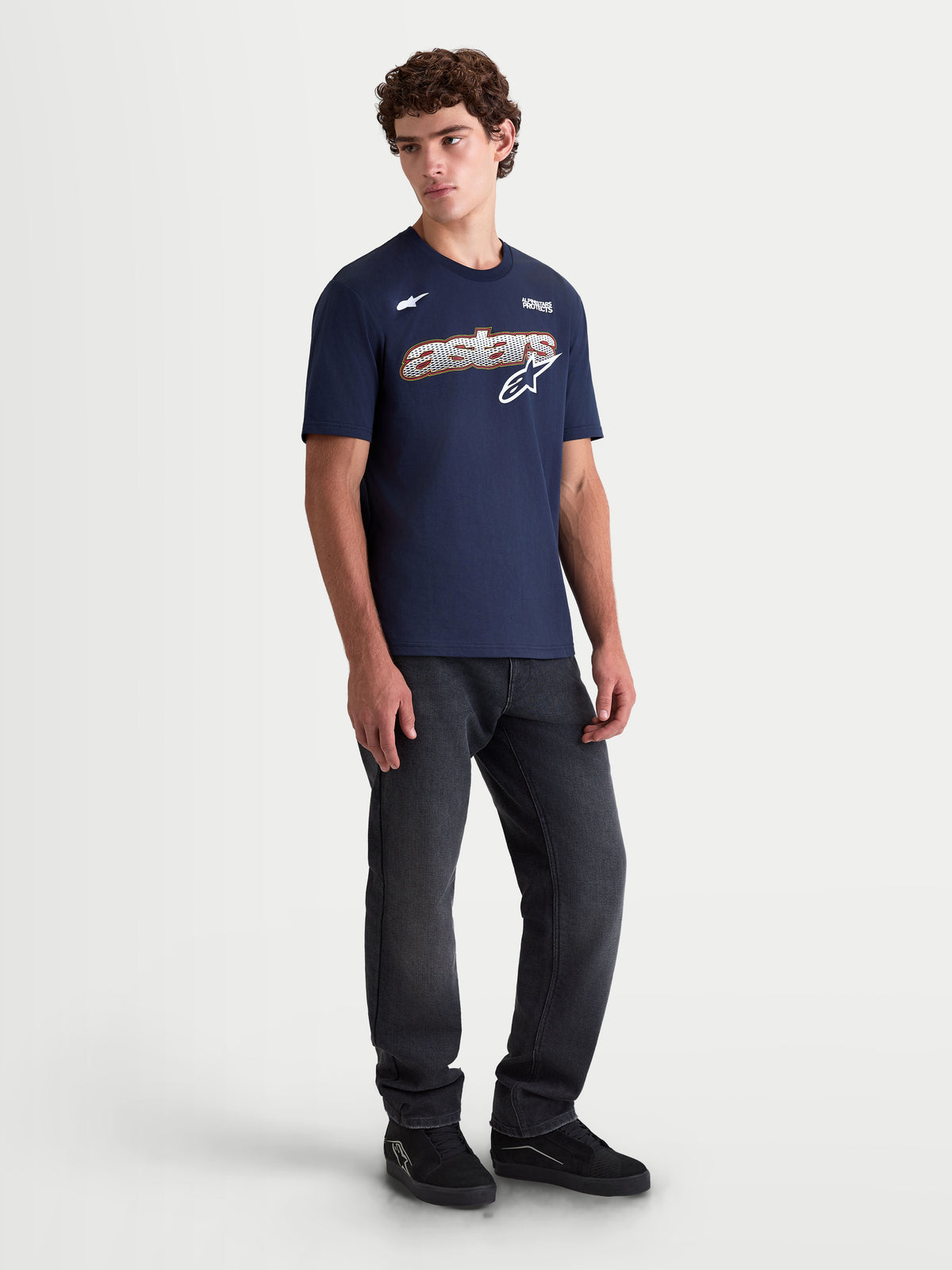 Alpinestars Cypress CSF T-shirt, blå kortærmet herre-T-shirt med Astars mesh-fill grafik på brystet i hvid og orange, afslappet motorsport sportstøj i behagelig bomuldsblanding.