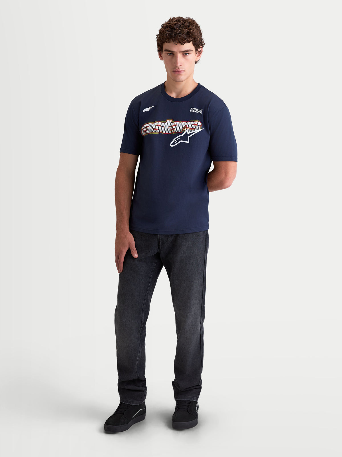 Alpinestars Cypress CSF T-shirt, blå kortærmet T-shirt til mænd med mesh-fill Astars-grafik på brystet, premium bomuldsblanding, set på model.
