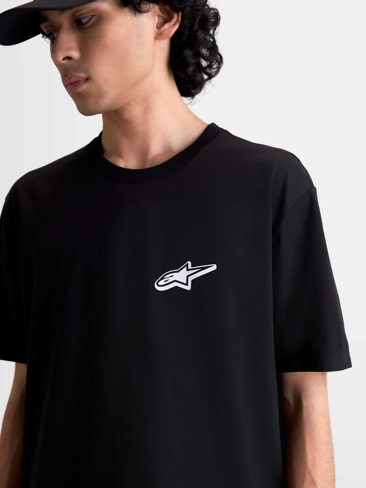 Alpinestars Meteor CSF T-shirt, sort kortærmet sportswear-t-shirt med hvidt Astars-logo på brystet, motorsportsinspireret design i blød bomuldsblanding, vist på model