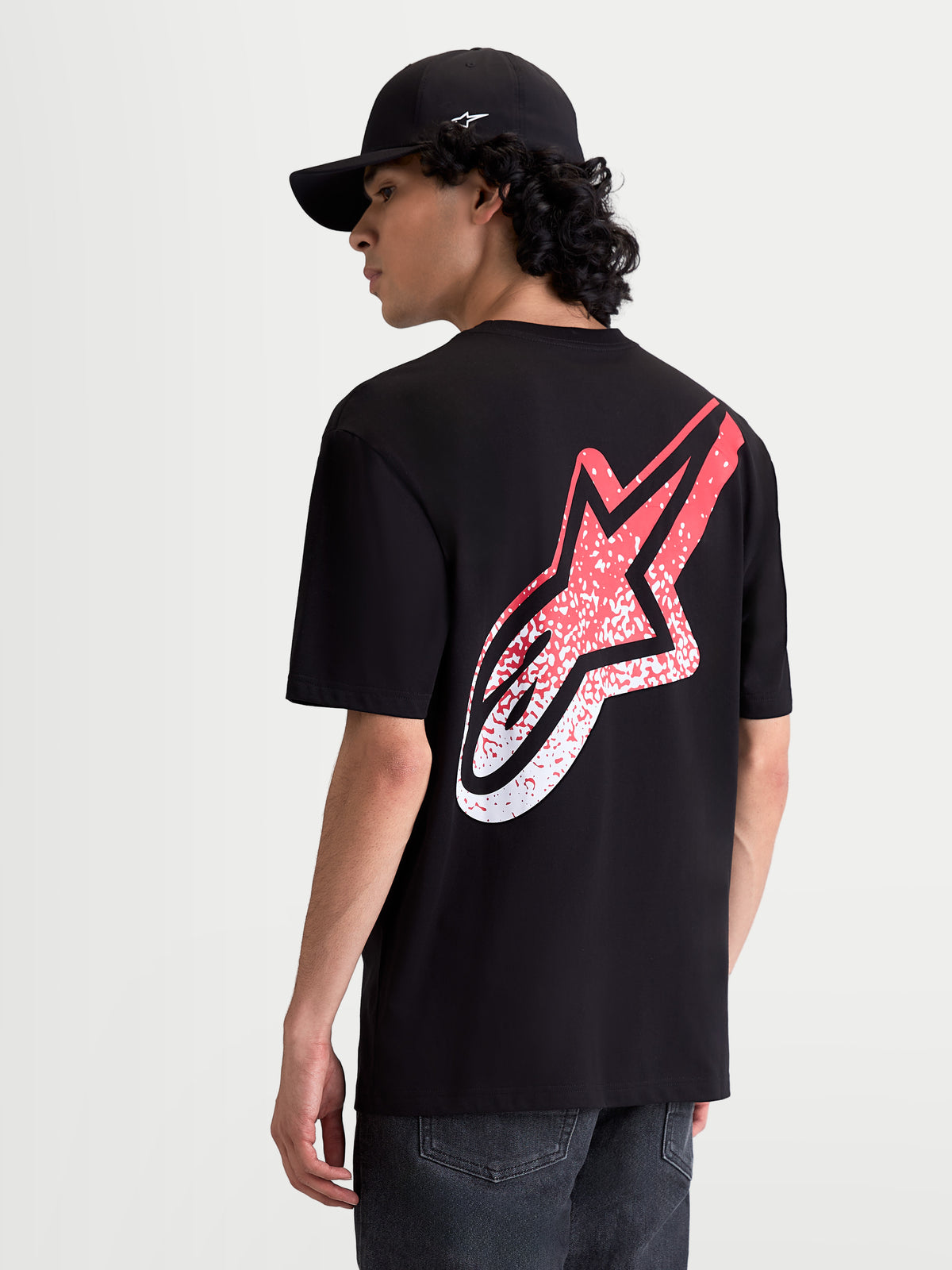 Alpinestars Meteor CSF T-shirt, herre-kortærmet t-shirt, sort og rød, set bagfra på model med et stort MX-inspireret Astars-logo på ryggen, blød bomulds-polyesterblanding til hverdagsbrug.
