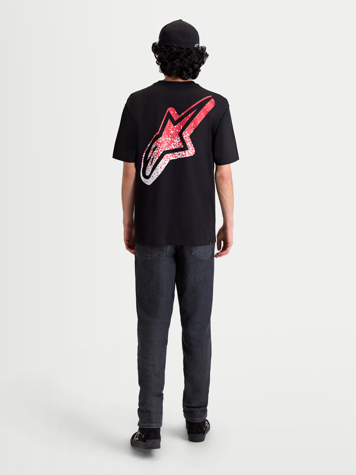 Alpinestars Meteor CSF T-shirt, kortærmet sportswear-t-shirt, sort, rød og hvid. Set bagfra på model med et stort Astars-logo på ryggen med en MX-inspireret rød og hvid grafik, afslappet motorsportsstil.