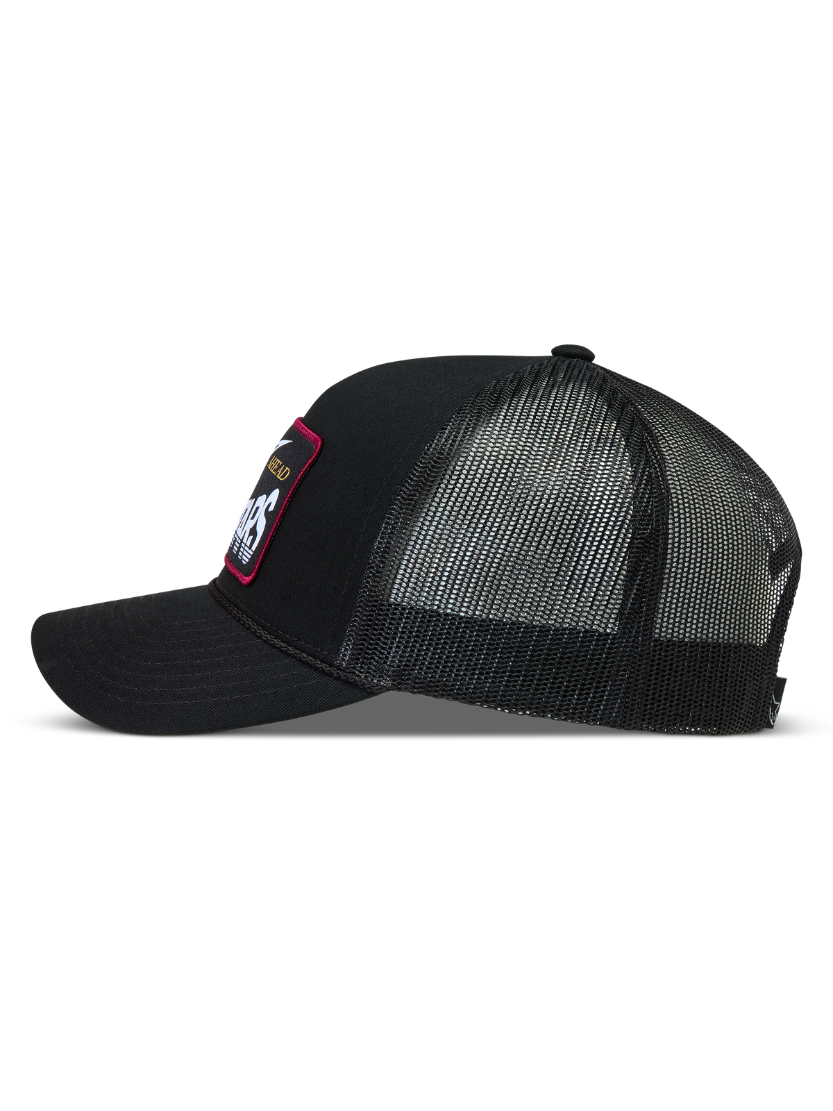 Alpinestars Hemmings Trucker cap, sort kasket i twill og mesh med vævet logomærke, set fra siden.
